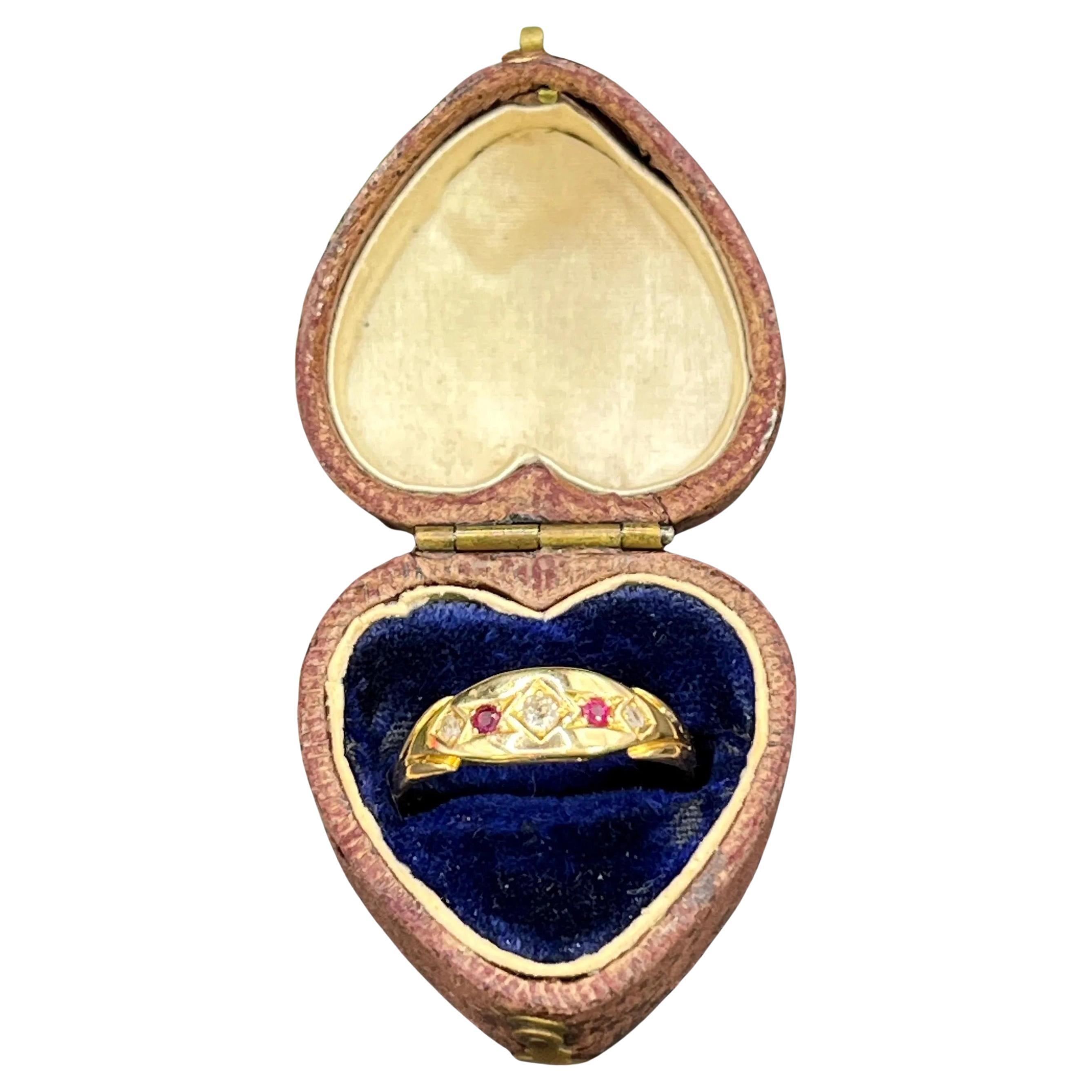 Antiker 15ct Gold Edwardian Rubin & Diamant Fünf Stein Ring im Angebot
