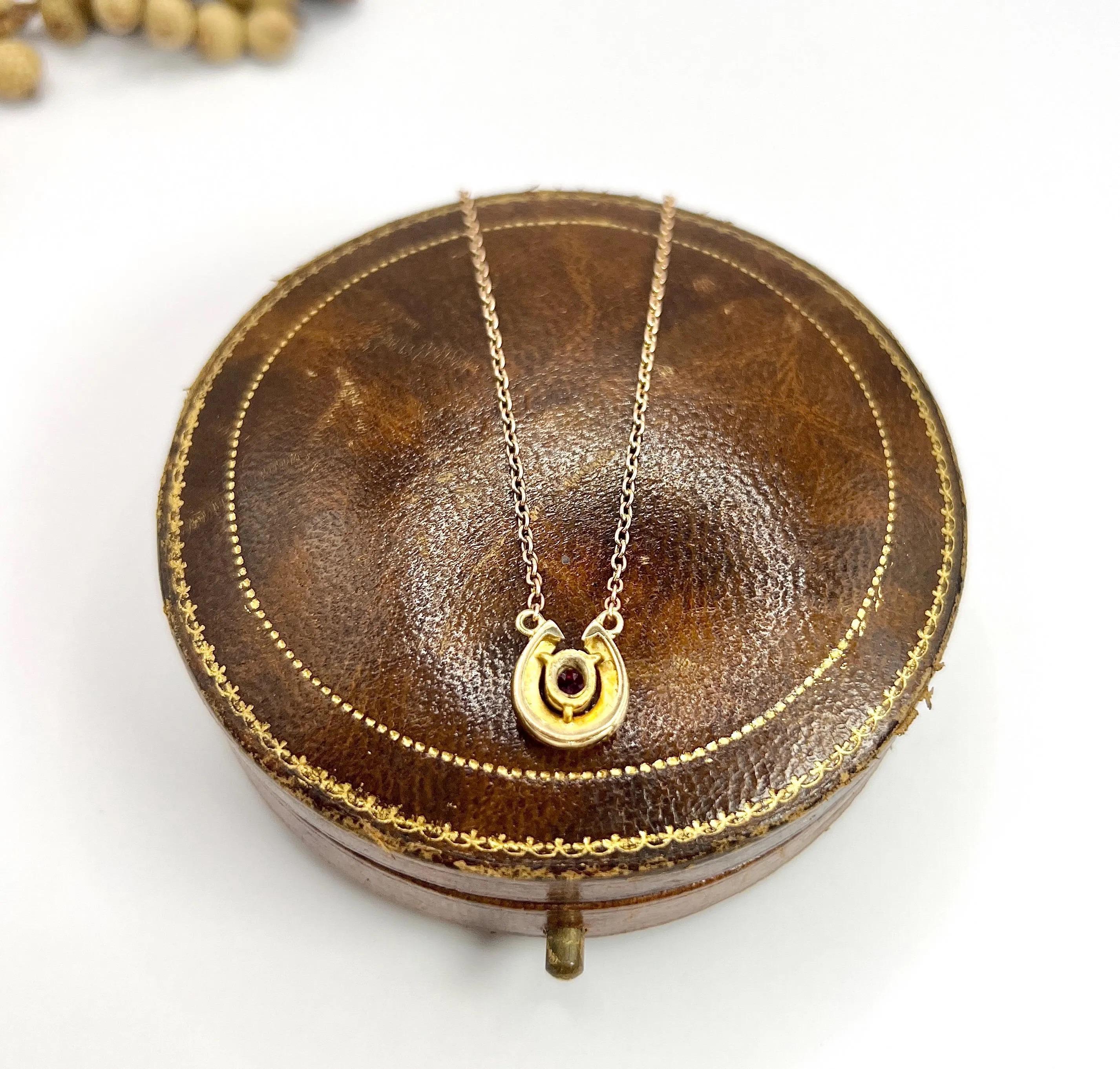 Antique Horseshoe Necklace 

15ct Gold Tested

Circa 1900

Step into a world of timeless elegance with this exquisite Edwardian lucky horseshoe necklace, a true testament to fine craftsmanship and vintage charm. Crafted from 15ct yellow gold, the