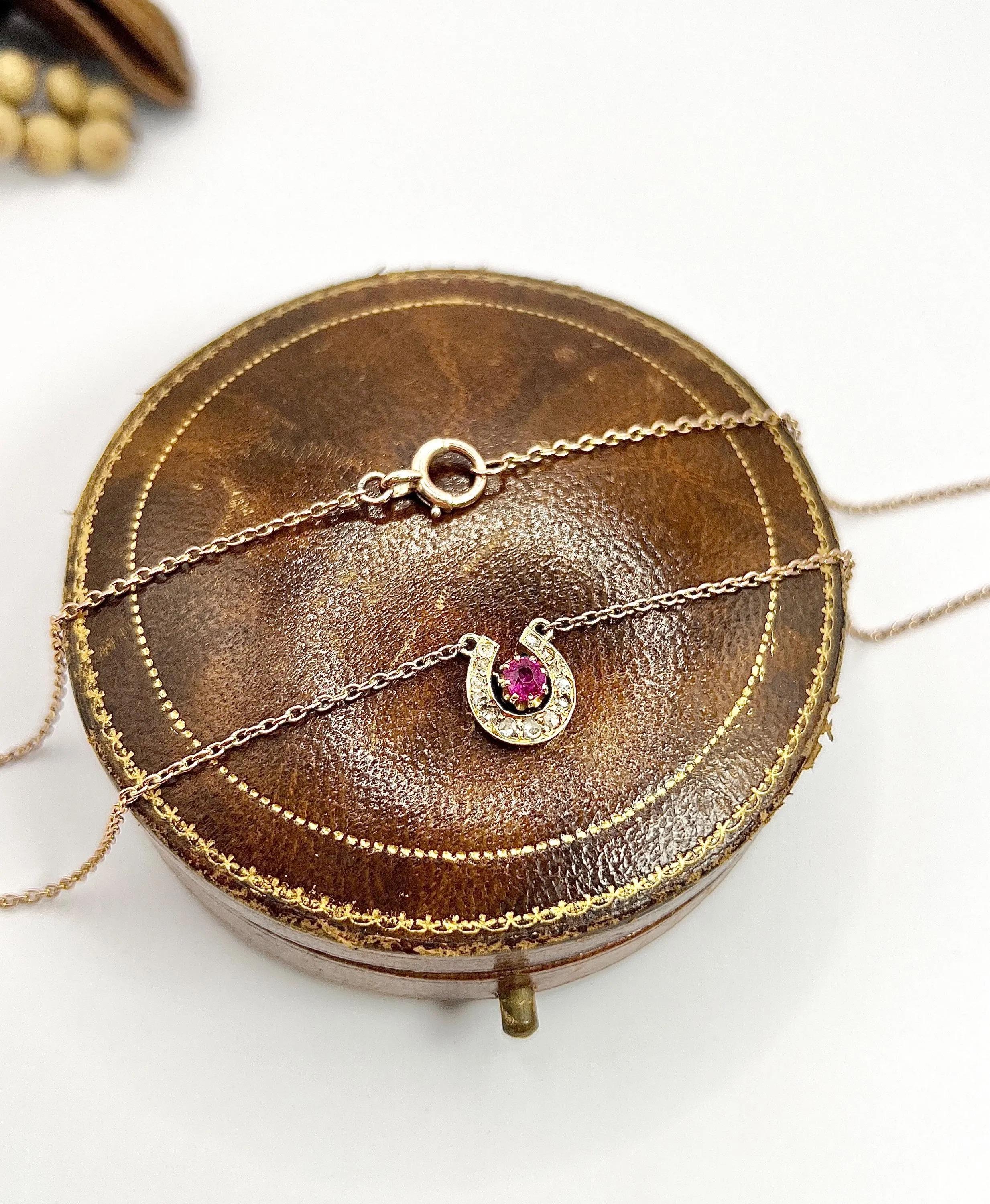 Antique 15ct Gold Edwardian Ruby & Diamond Lucky Horseshoe Pendant Necklace In Good Condition In Brighton, GB