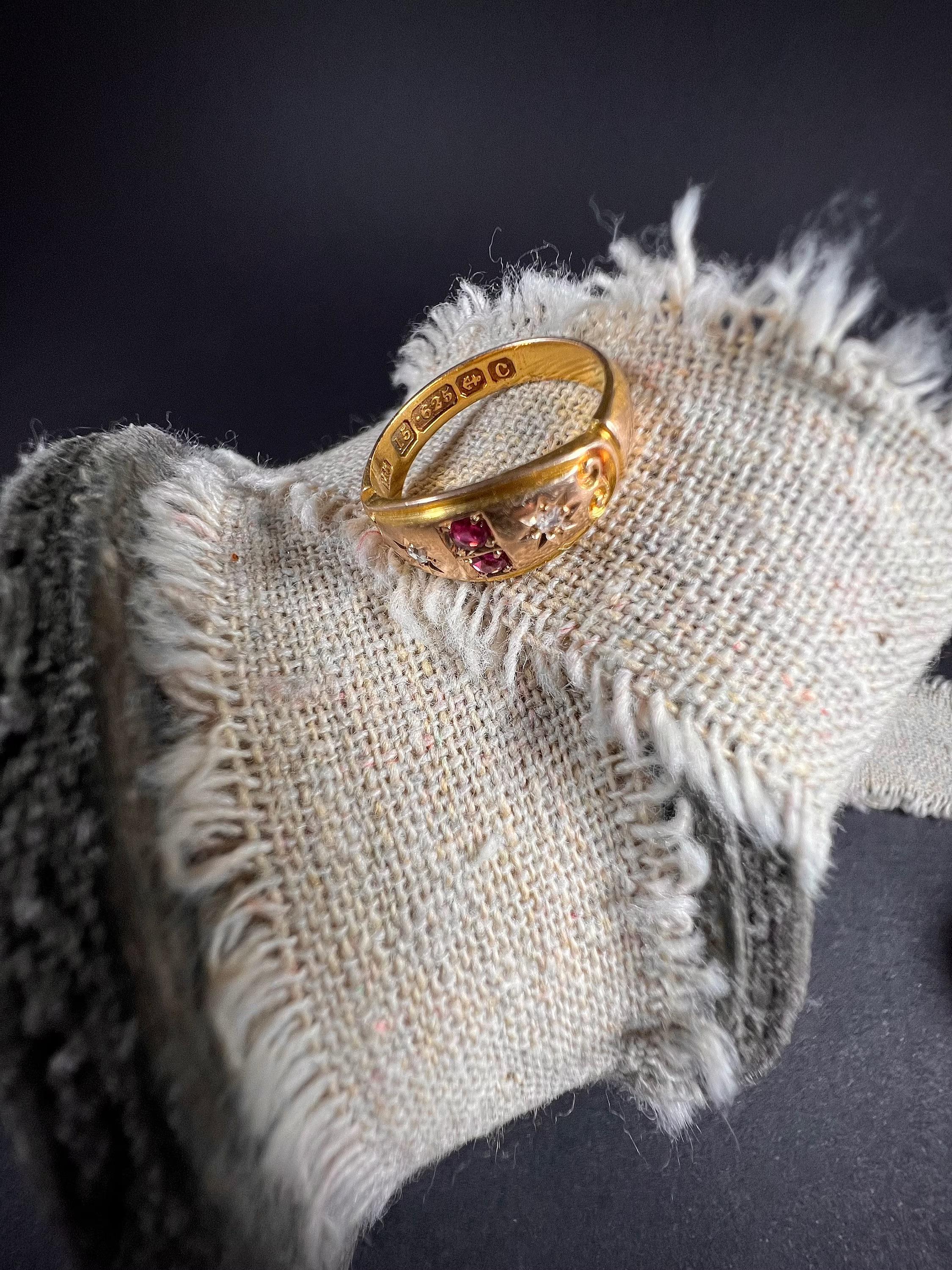 Bague édouardienne ancienne en or 15 carats, rubis et diamants en vente 5