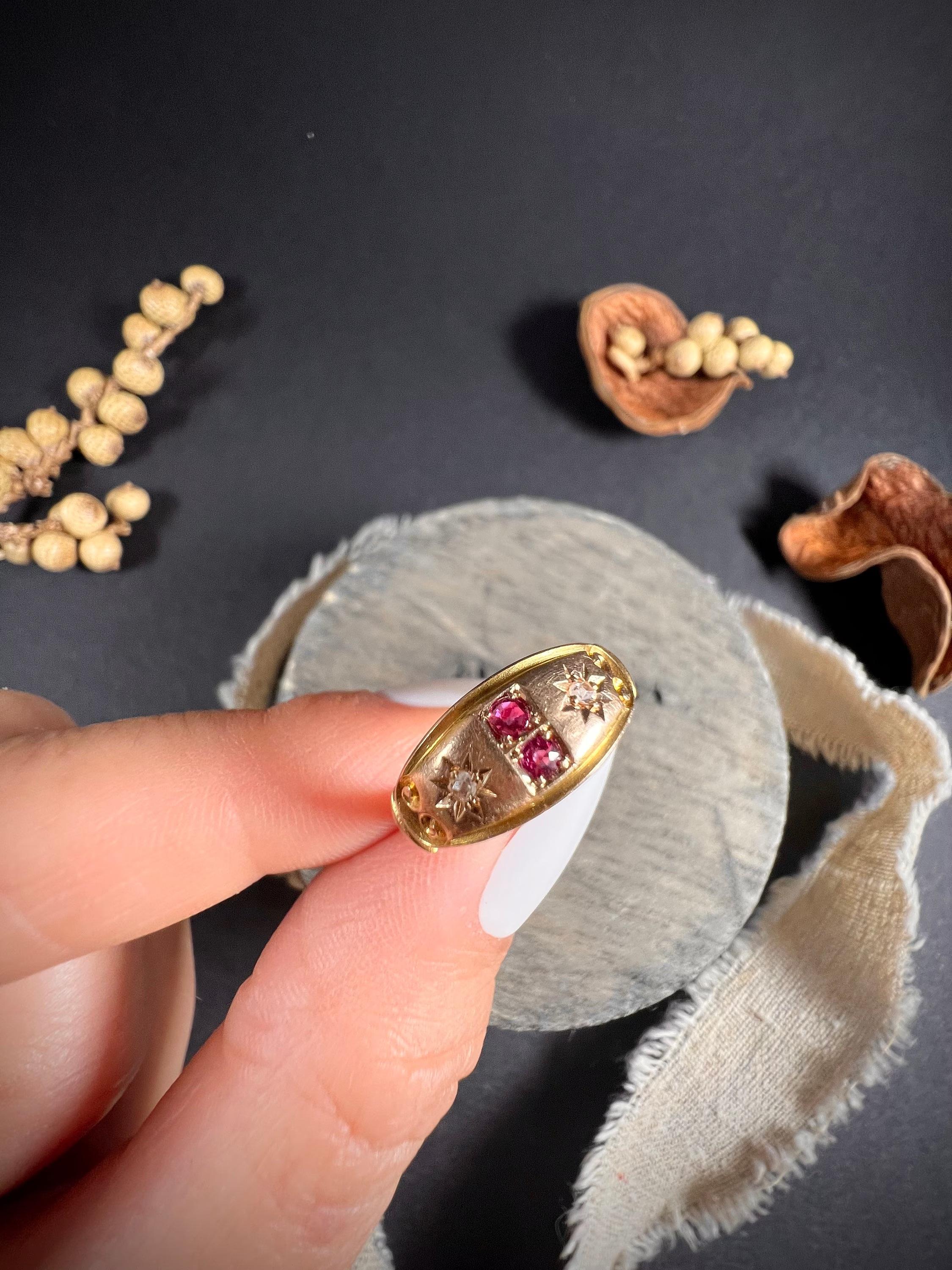 Édouardien Bague édouardienne ancienne en or 15 carats, rubis et diamants en vente