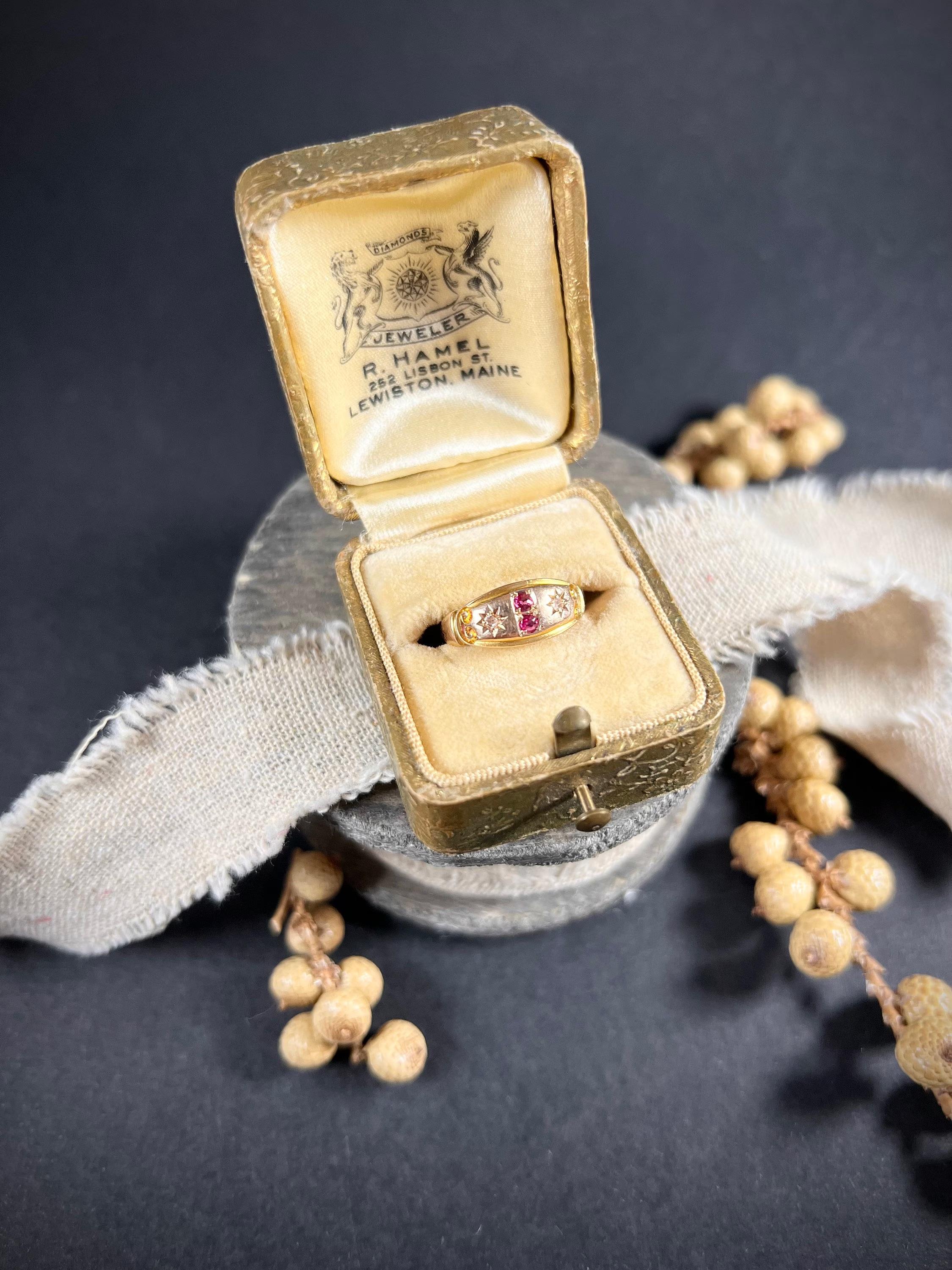Bague édouardienne ancienne en or 15 carats, rubis et diamants Unisexe en vente