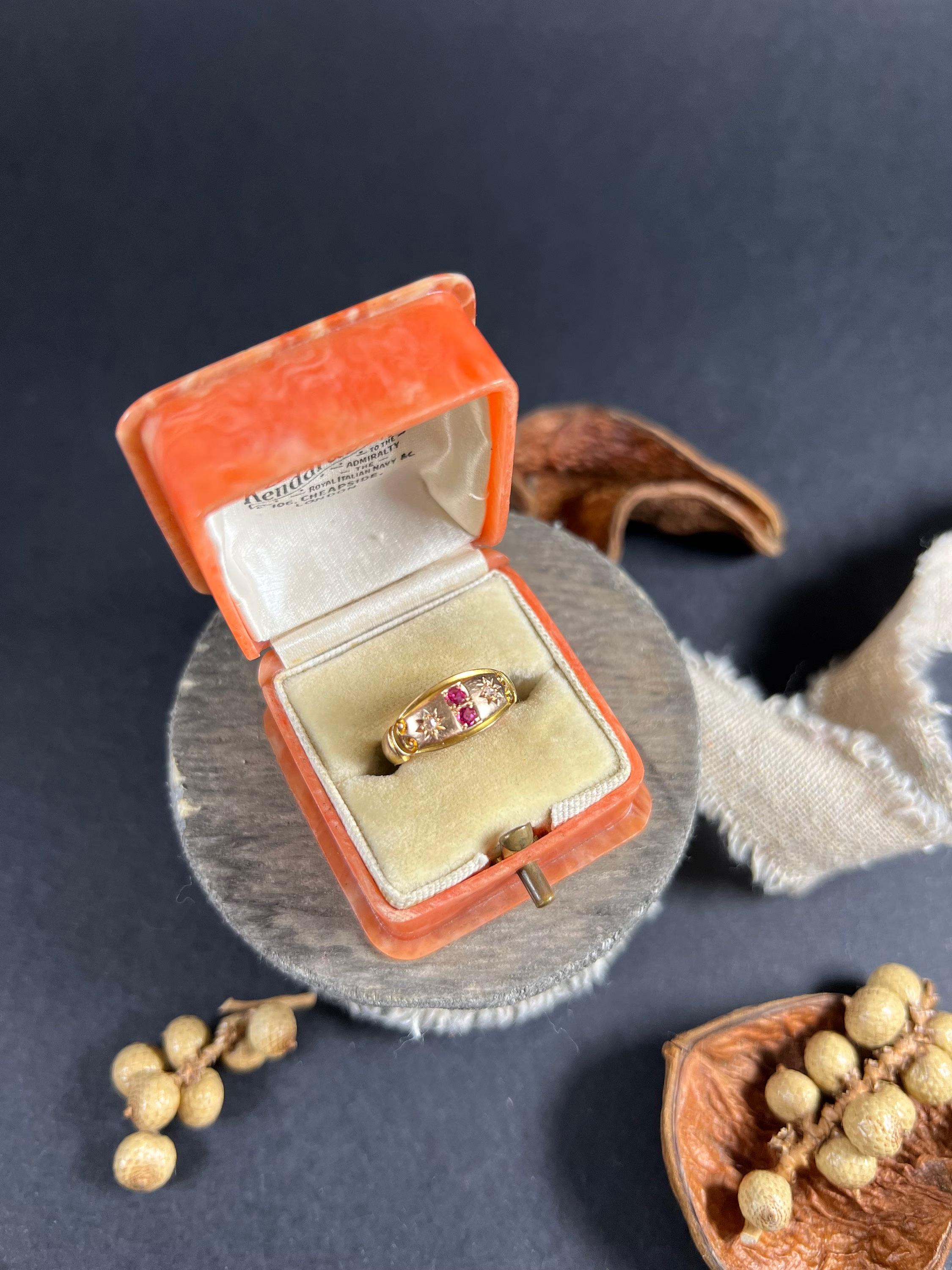 Bague édouardienne ancienne en or 15 carats, rubis et diamants en vente 3