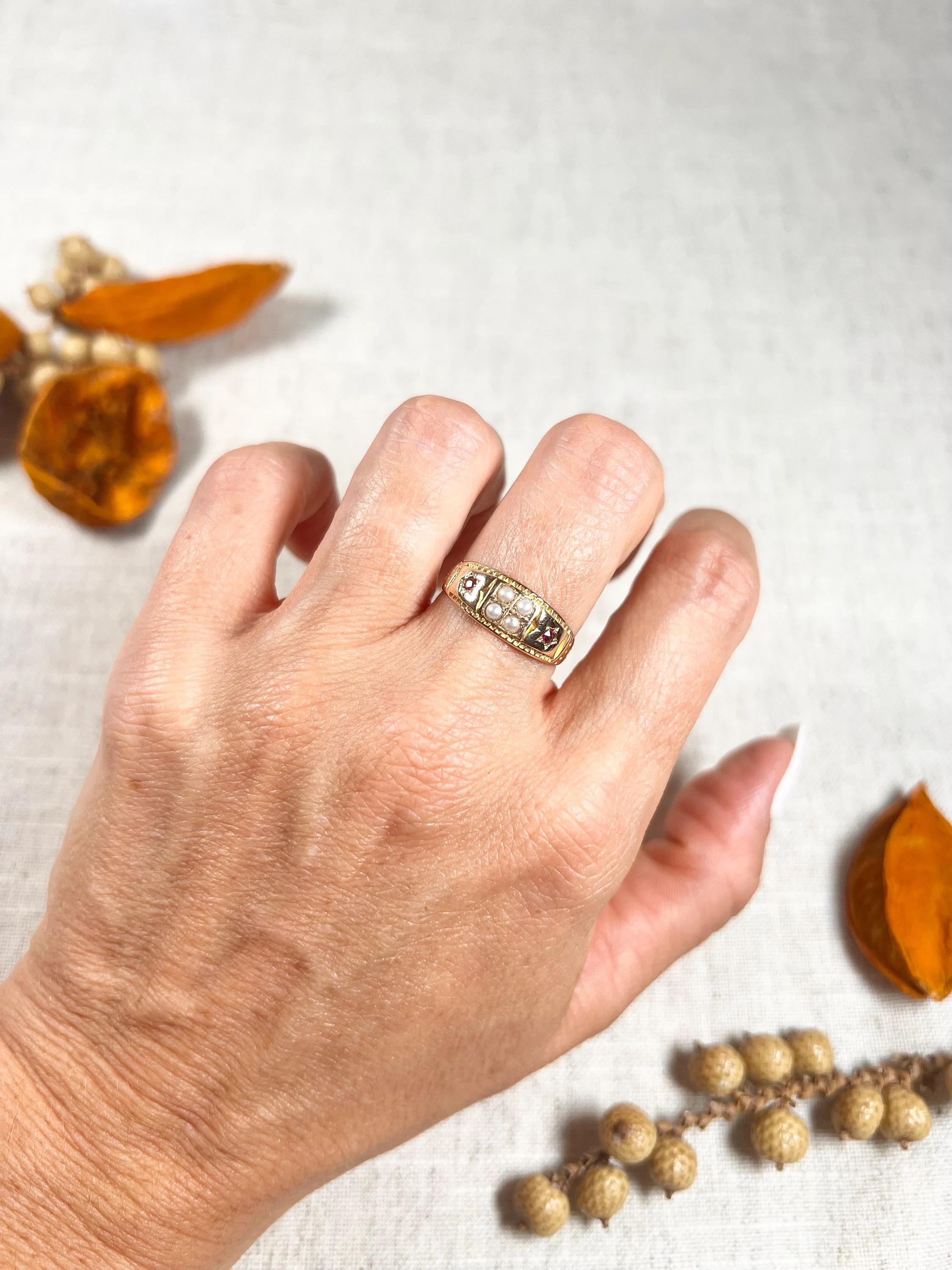 Antiguo Anillo Eduardiano de Oro de 15 Quilates con Rubí y Perlas de Siembra en venta 4