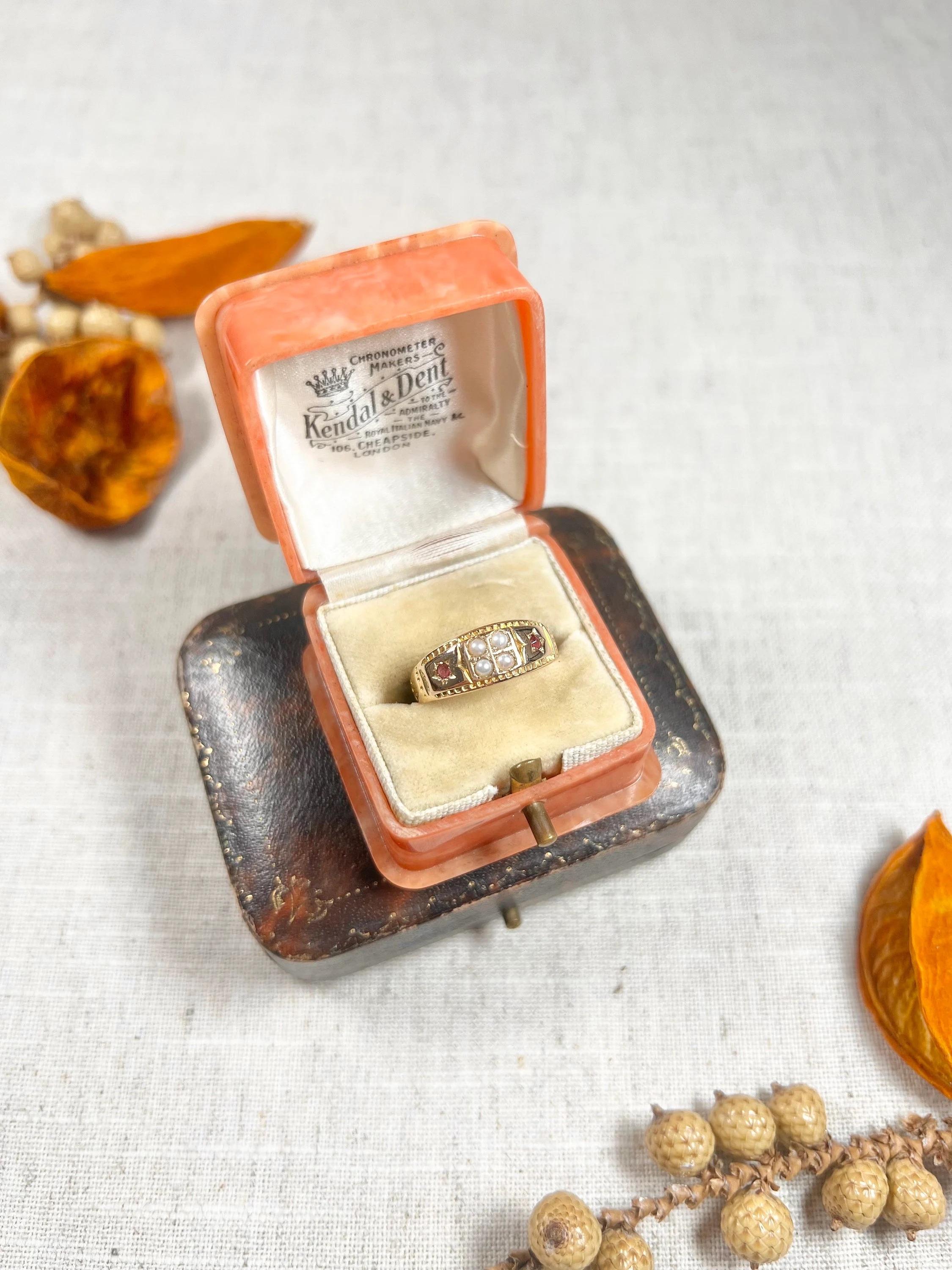 Antiguo Anillo Eduardiano de Oro de 15 Quilates con Rubí y Perlas de Siembra en venta 5