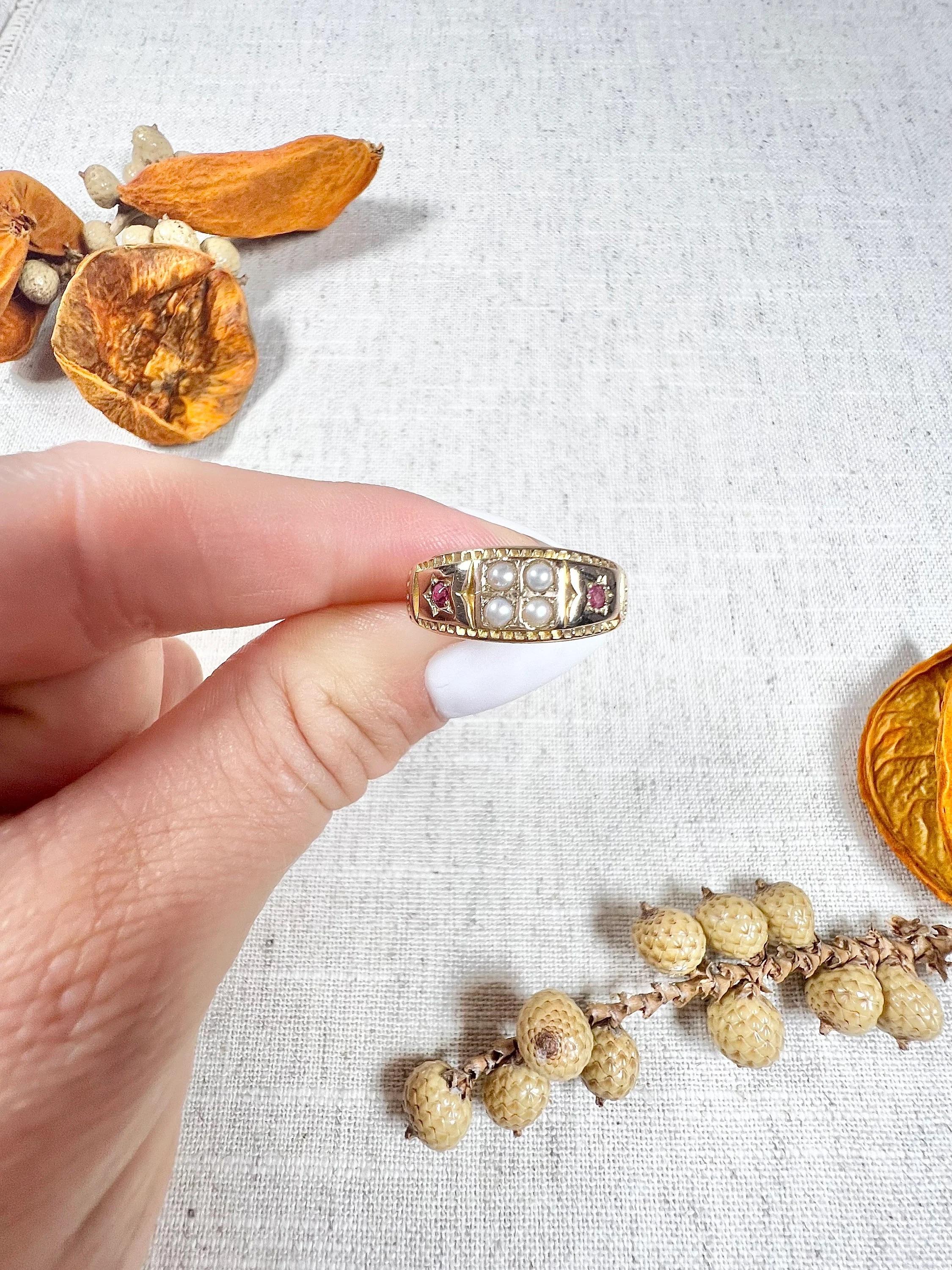 Anillo eduardiano antiguo

Oro de 15 ct Testado

Alrededor de 1900

Este precioso anillo eduardiano de oro de 15 ct con perlas y rubíes es una joya impresionante que desprende elegancia y sofisticación. El brazalete se ha fabricado prestando