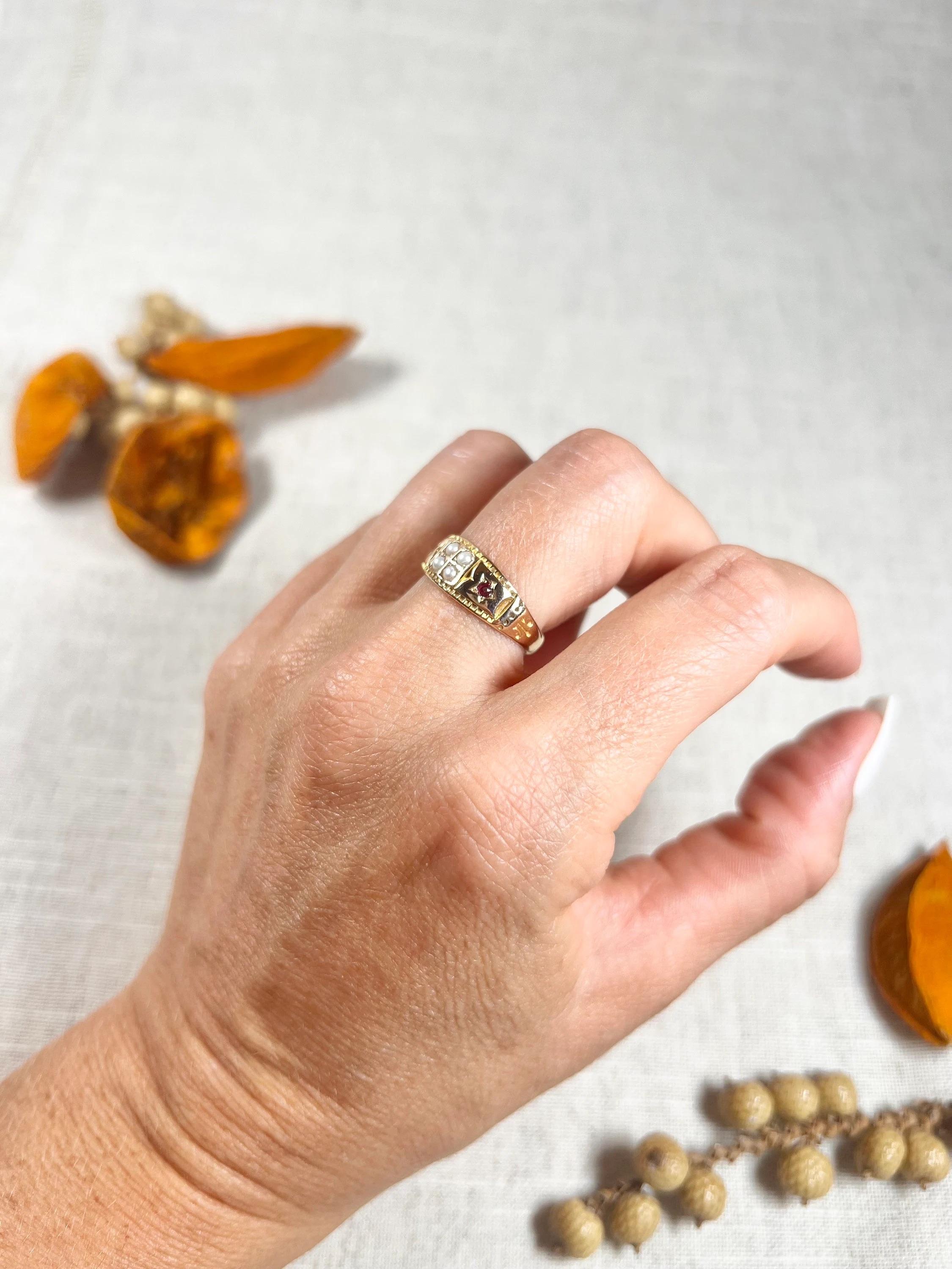 Antiguo Anillo Eduardiano de Oro de 15 Quilates con Rubí y Perlas de Siembra Corte redondo en venta