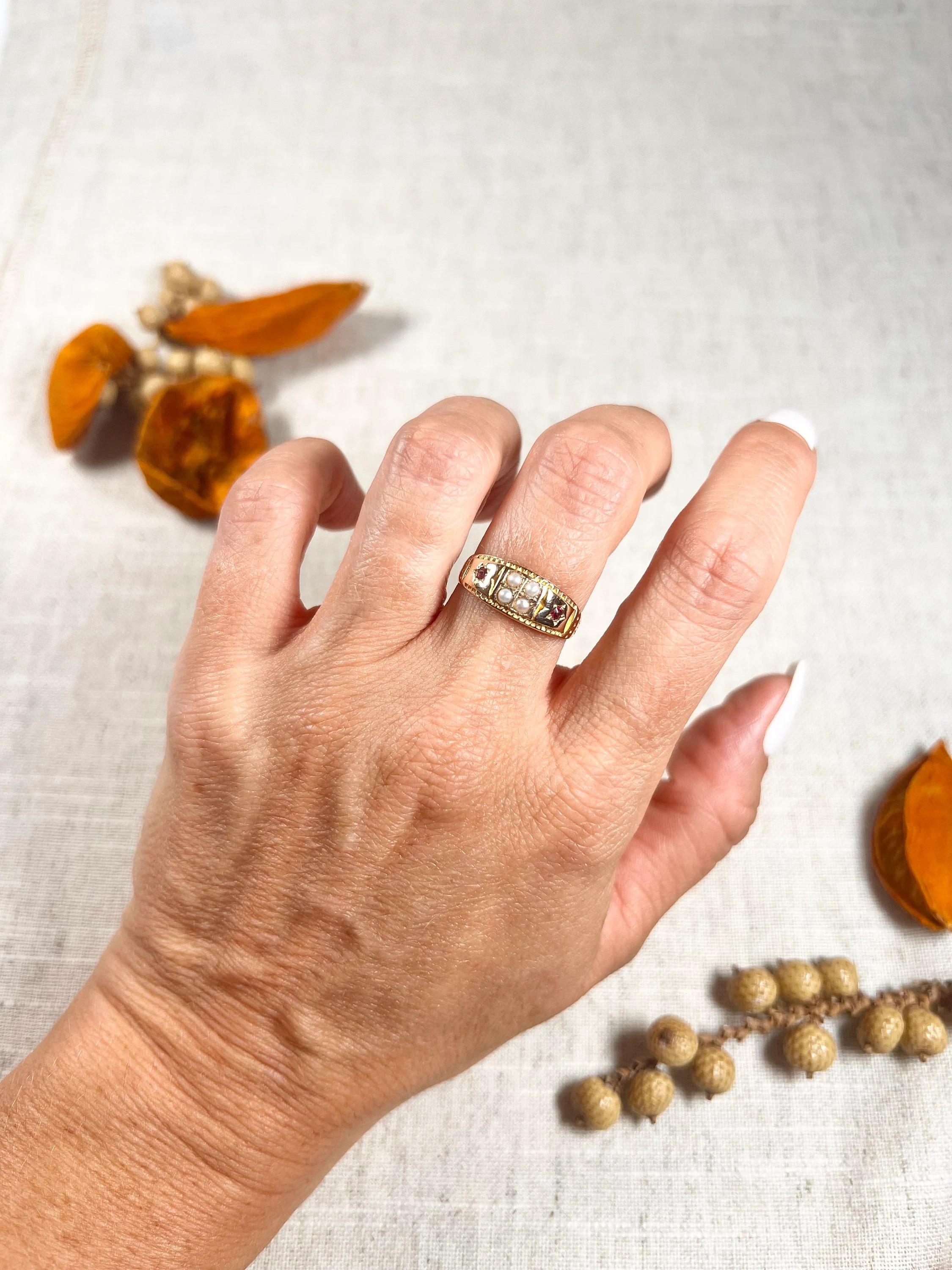 Antiguo Anillo Eduardiano de Oro de 15 Quilates con Rubí y Perlas de Siembra en Bueno estado para la venta en Brighton, GB