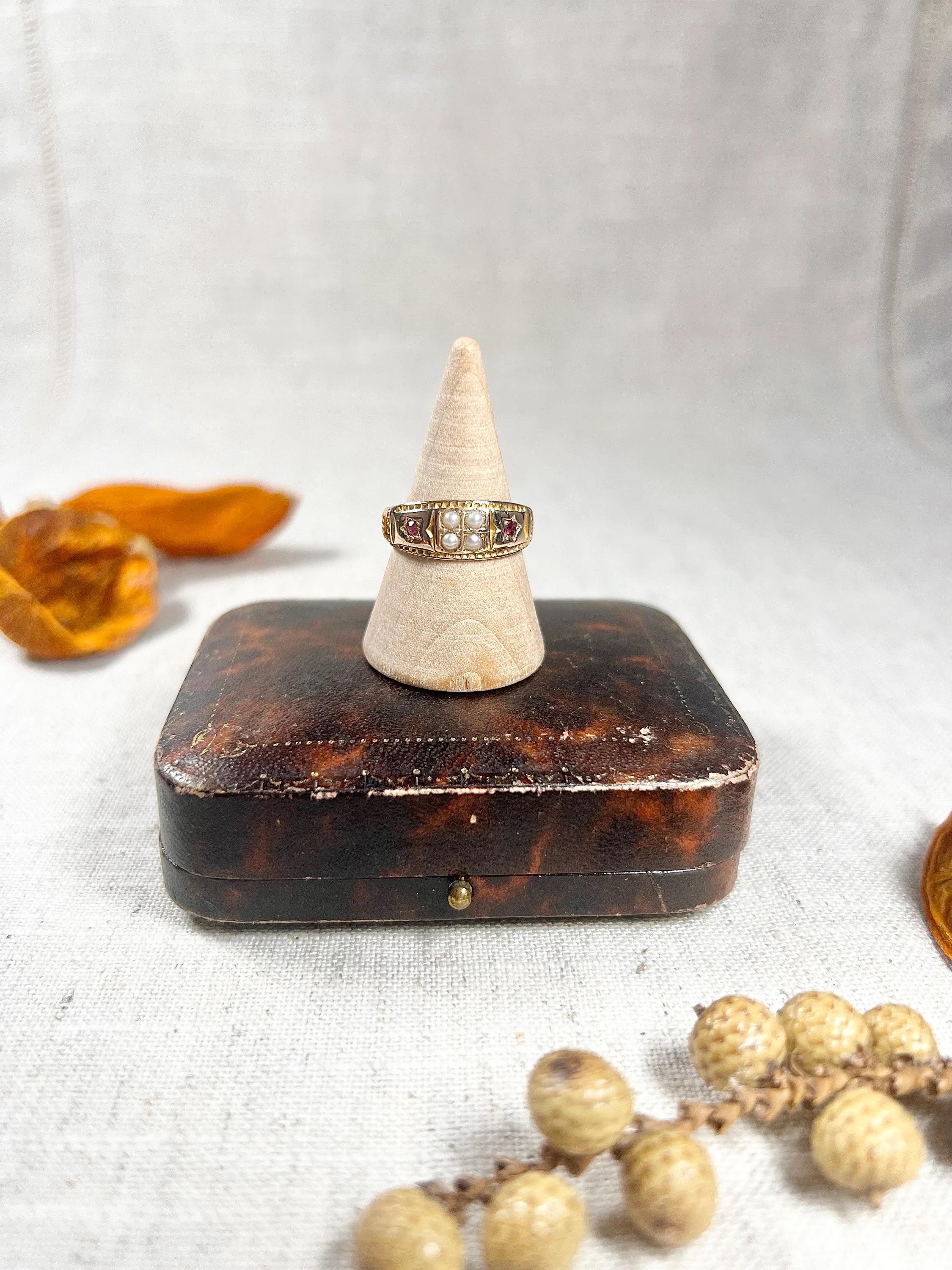 Femenino o masculino Antiguo Anillo Eduardiano de Oro de 15 Quilates con Rubí y Perlas de Siembra en venta