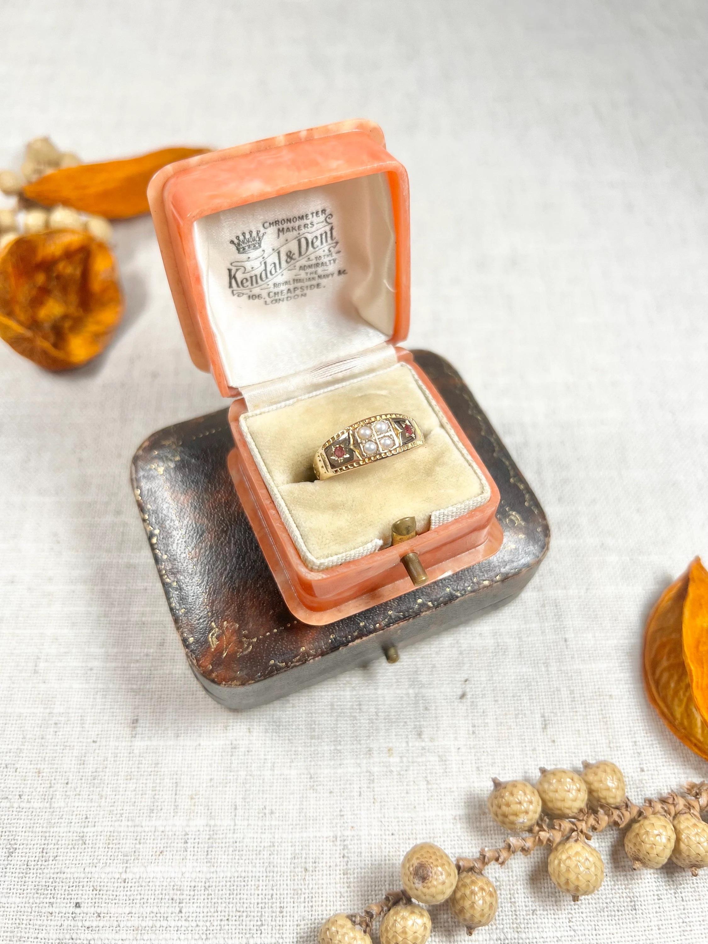 Antiguo Anillo Eduardiano de Oro de 15 Quilates con Rubí y Perlas de Siembra en venta 2