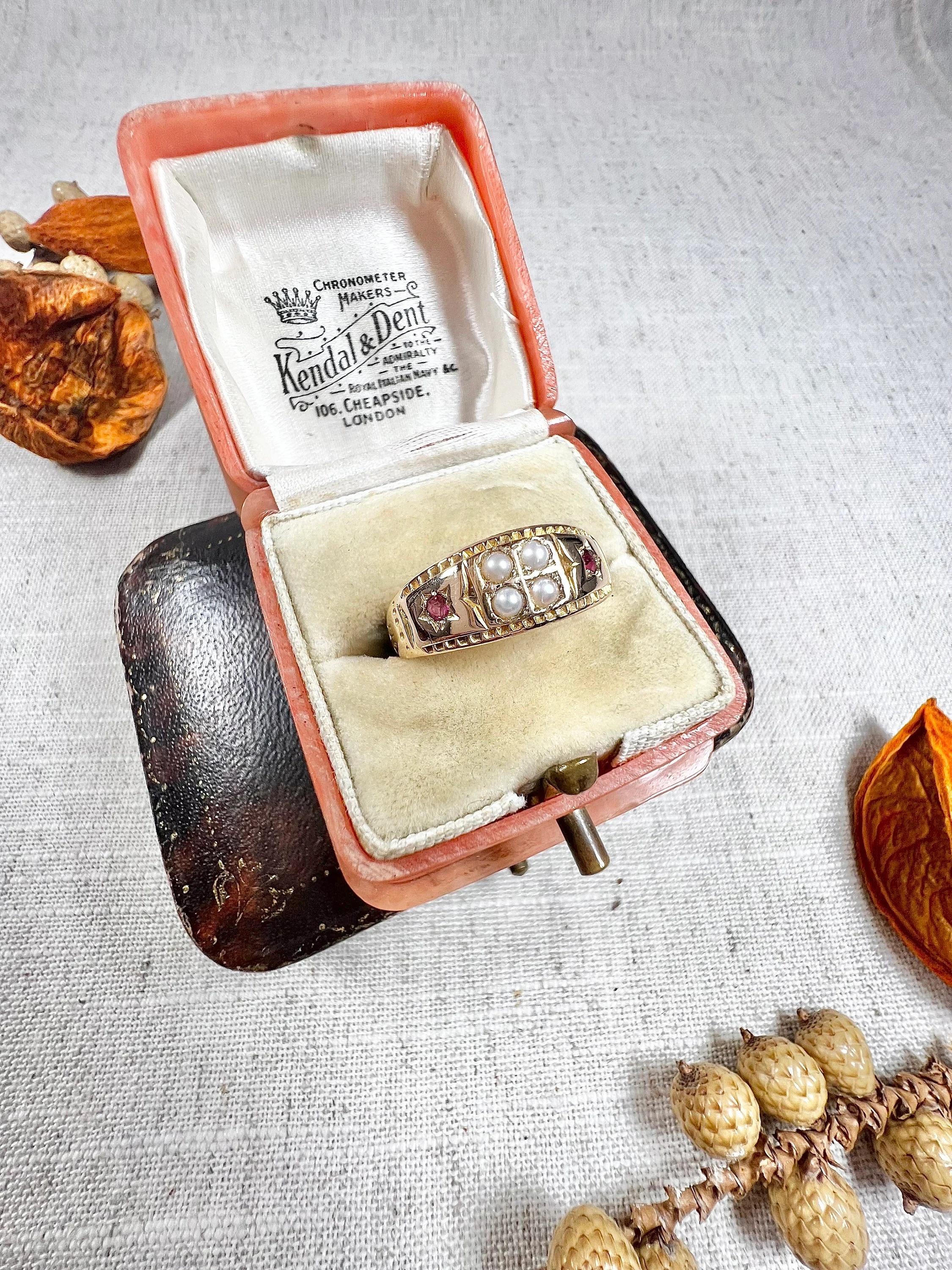 Antiguo Anillo Eduardiano de Oro de 15 Quilates con Rubí y Perlas de Siembra en venta 3