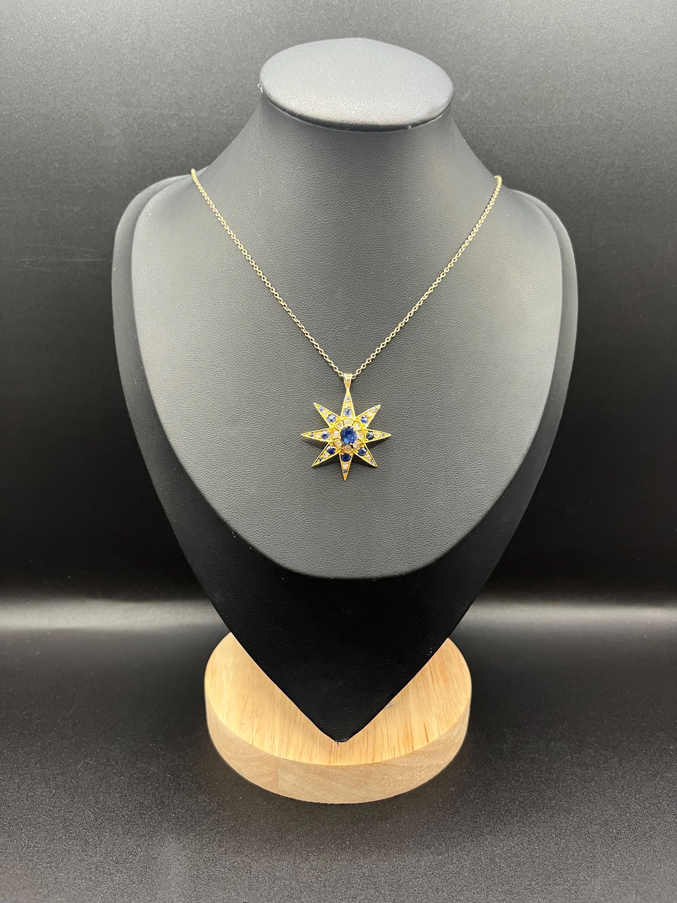 Antico ciondolo a stella con zaffiro e diamanti 

Oro giallo 15ct stampato

Circa 1900

* La catena è venduta separatamente.

Una splendida stella d'epoca, realizzata in ricco oro giallo 15ct e timbrata per l'autenticità. Questo pezzo di epoca