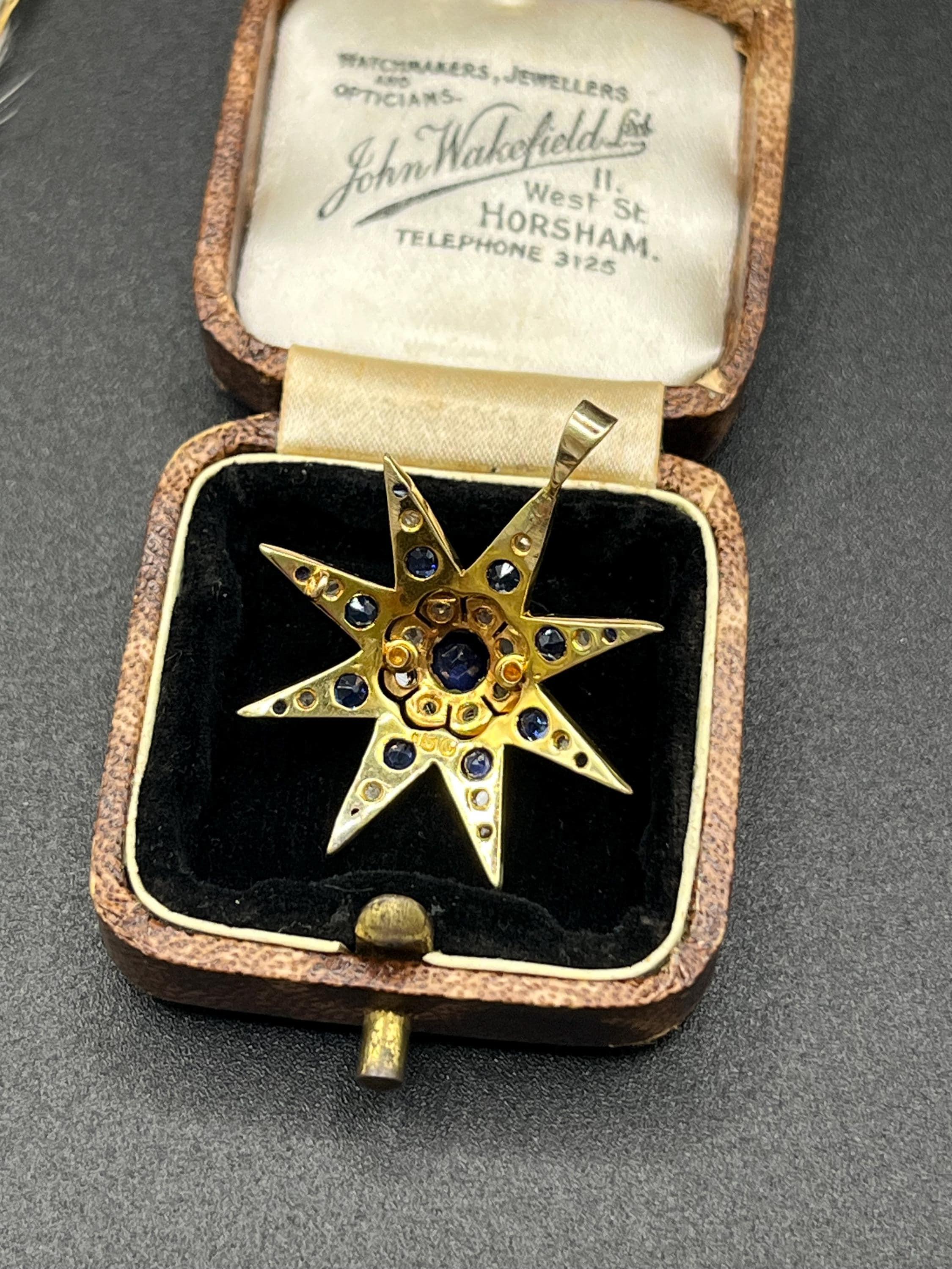 Antico ciondolo a stella in oro 15ct, zaffiro e diamante di epoca edoardiana, CIRCA 1900 in vendita 2