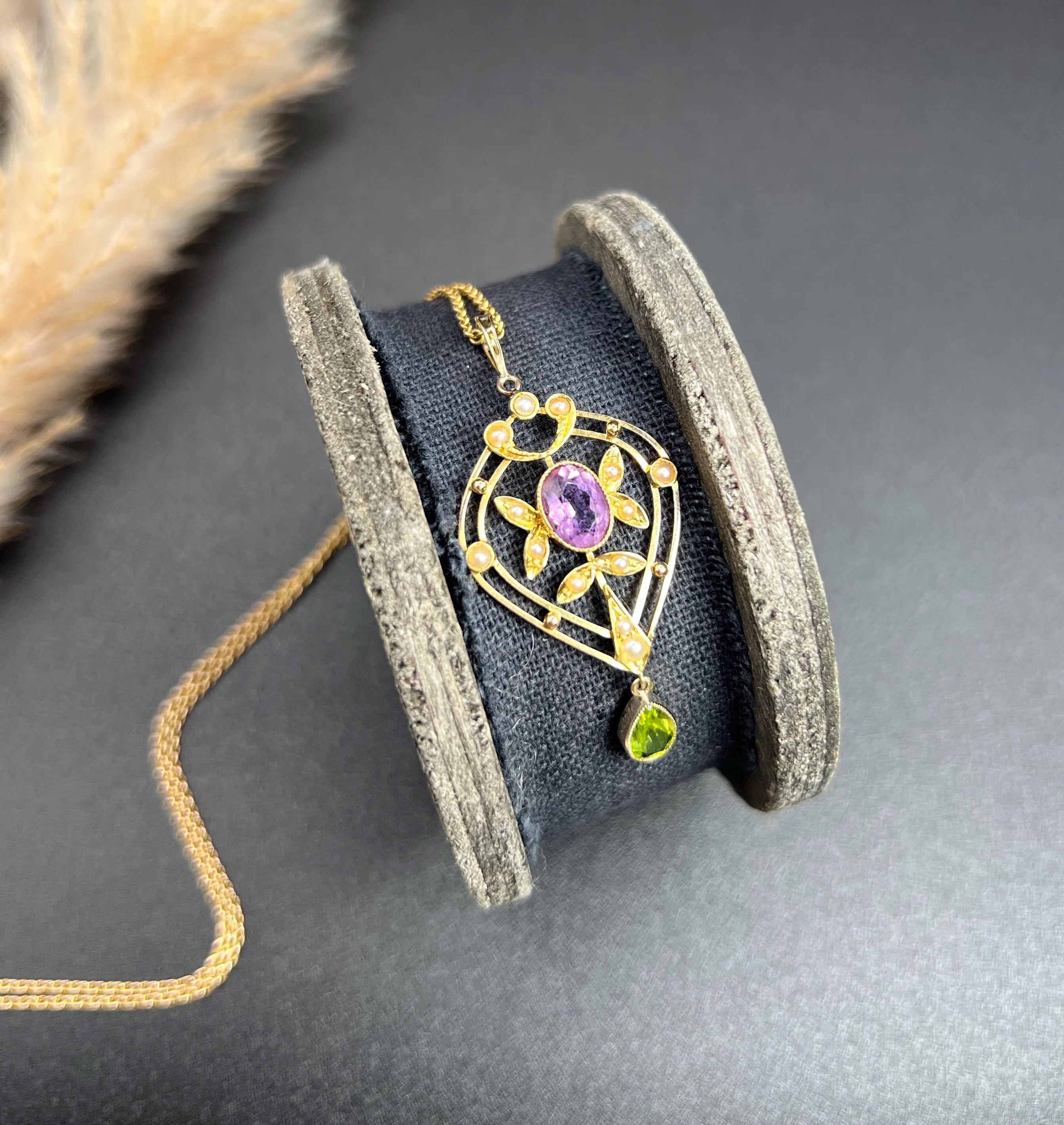 Pendentif Suffragette édouardien ancien en or 15 carats, améthyste, péridot et perles de rocaille en vente 5