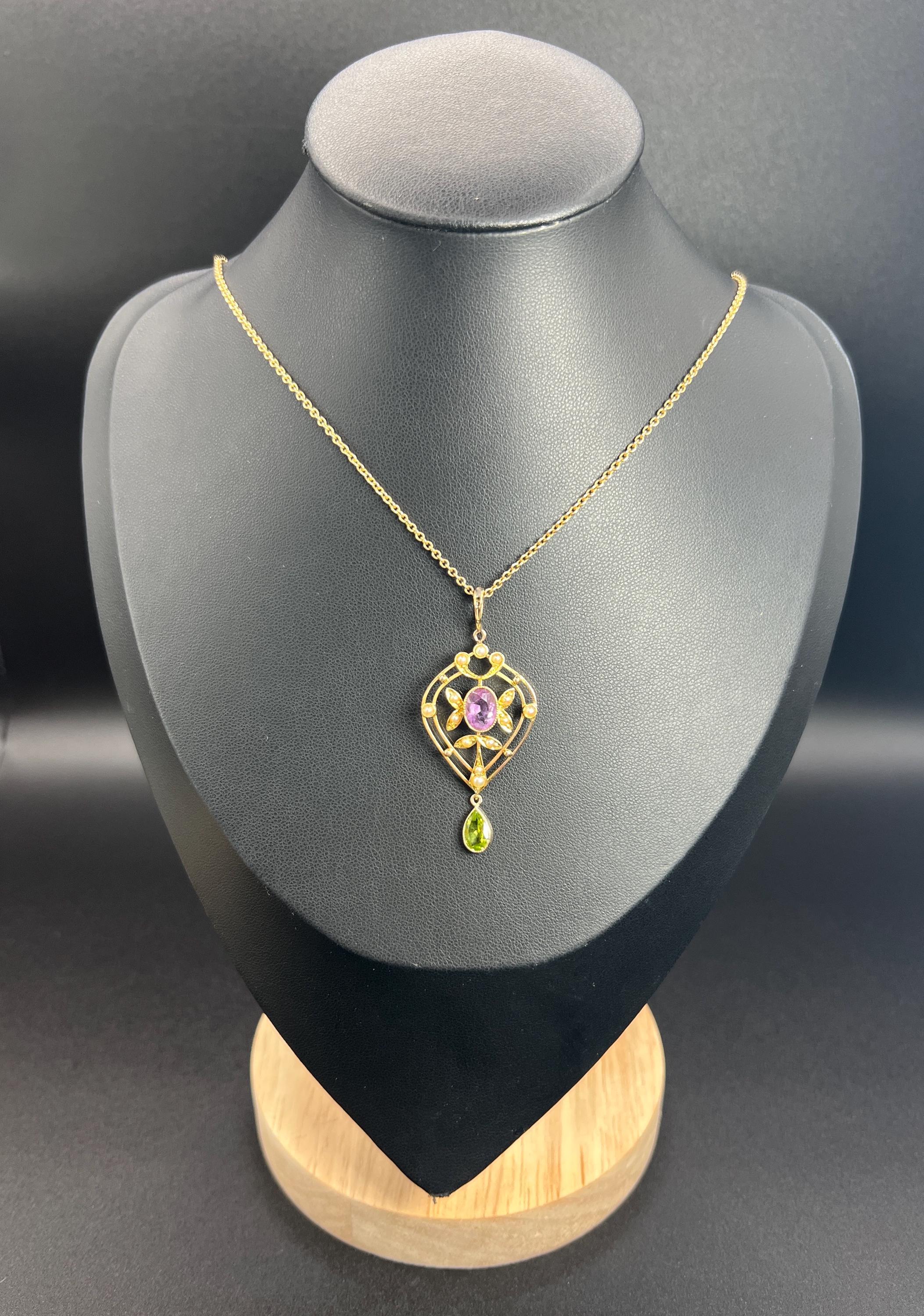 Pendentif ancien Suffragette

Or jaune 15ct

Circa 1910 

* LA CHAÎNE EST VENDUE SÉPARÉMENT 

Remontez le temps avec cet exquis pendentif antique en or jaune 15 carats de l'époque édouardienne, qui rend hommage au mouvement des suffragettes. Cette