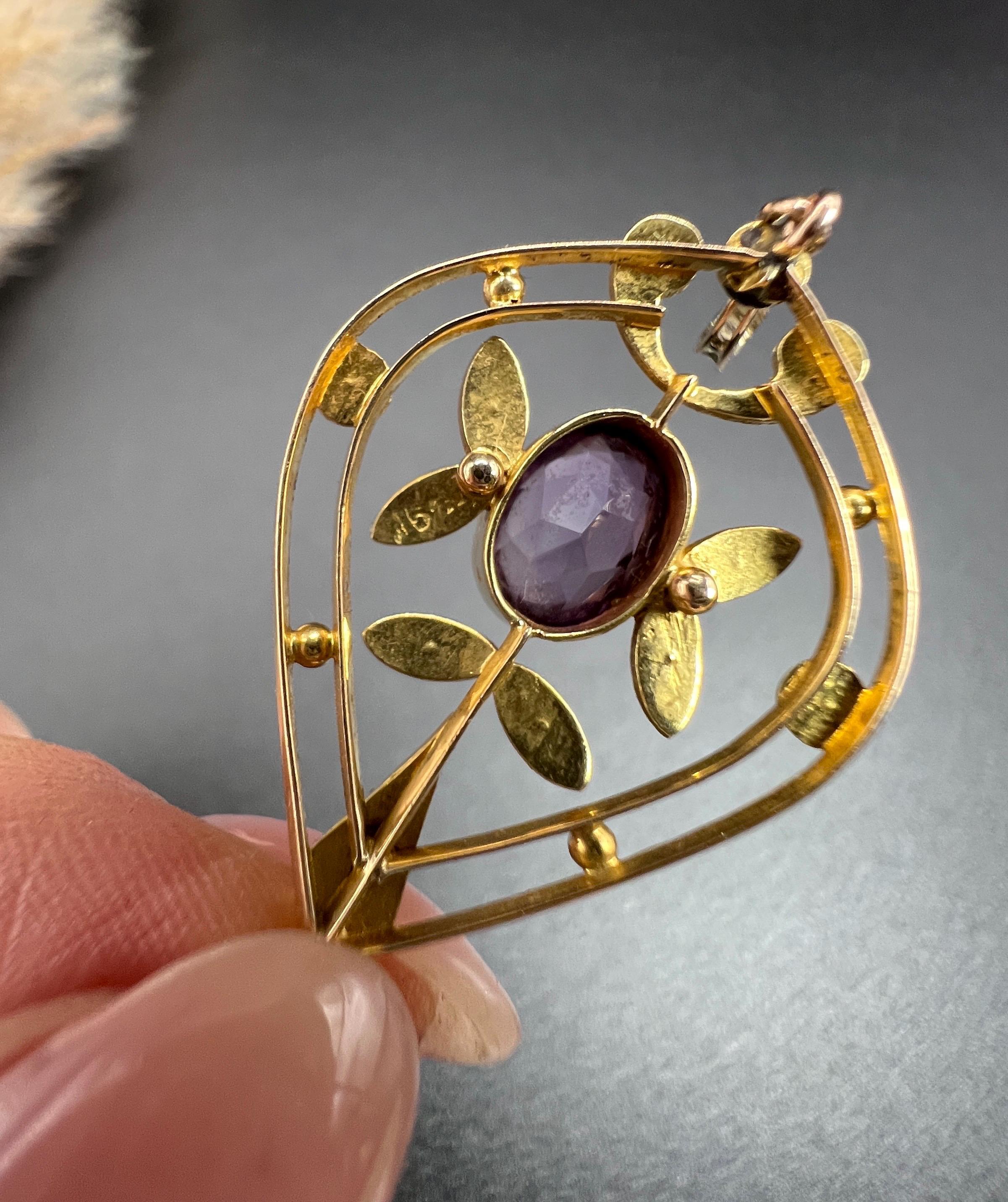 Taille ovale Pendentif Suffragette édouardien ancien en or 15 carats, améthyste, péridot et perles de rocaille en vente