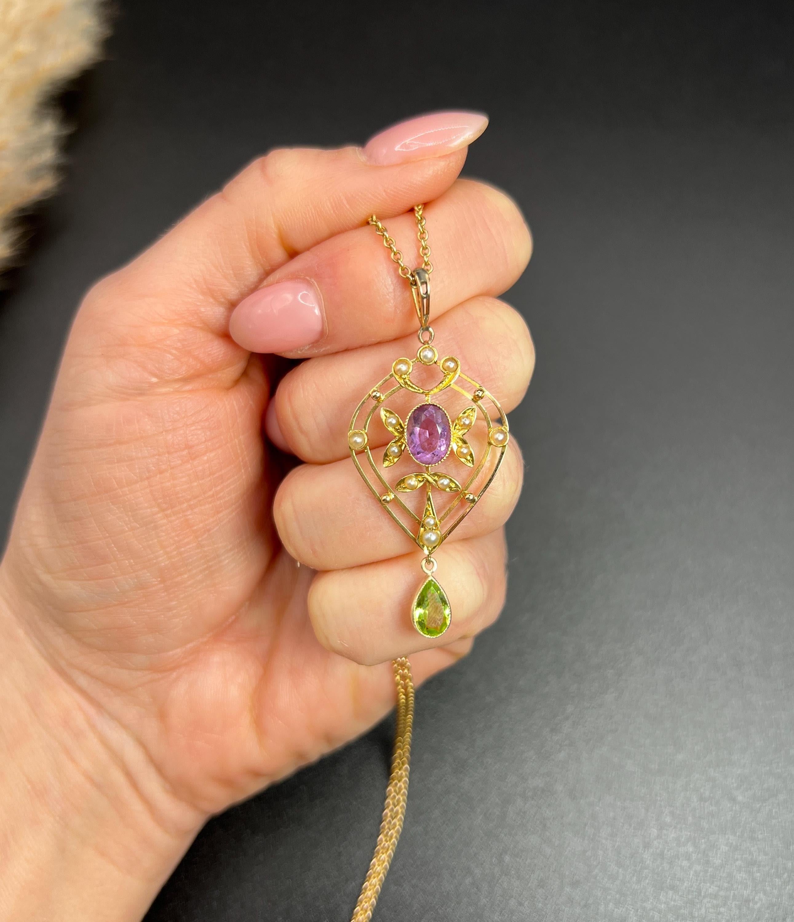 Pendentif Suffragette édouardien ancien en or 15 carats, améthyste, péridot et perles de rocaille Bon état - En vente à Brighton, GB