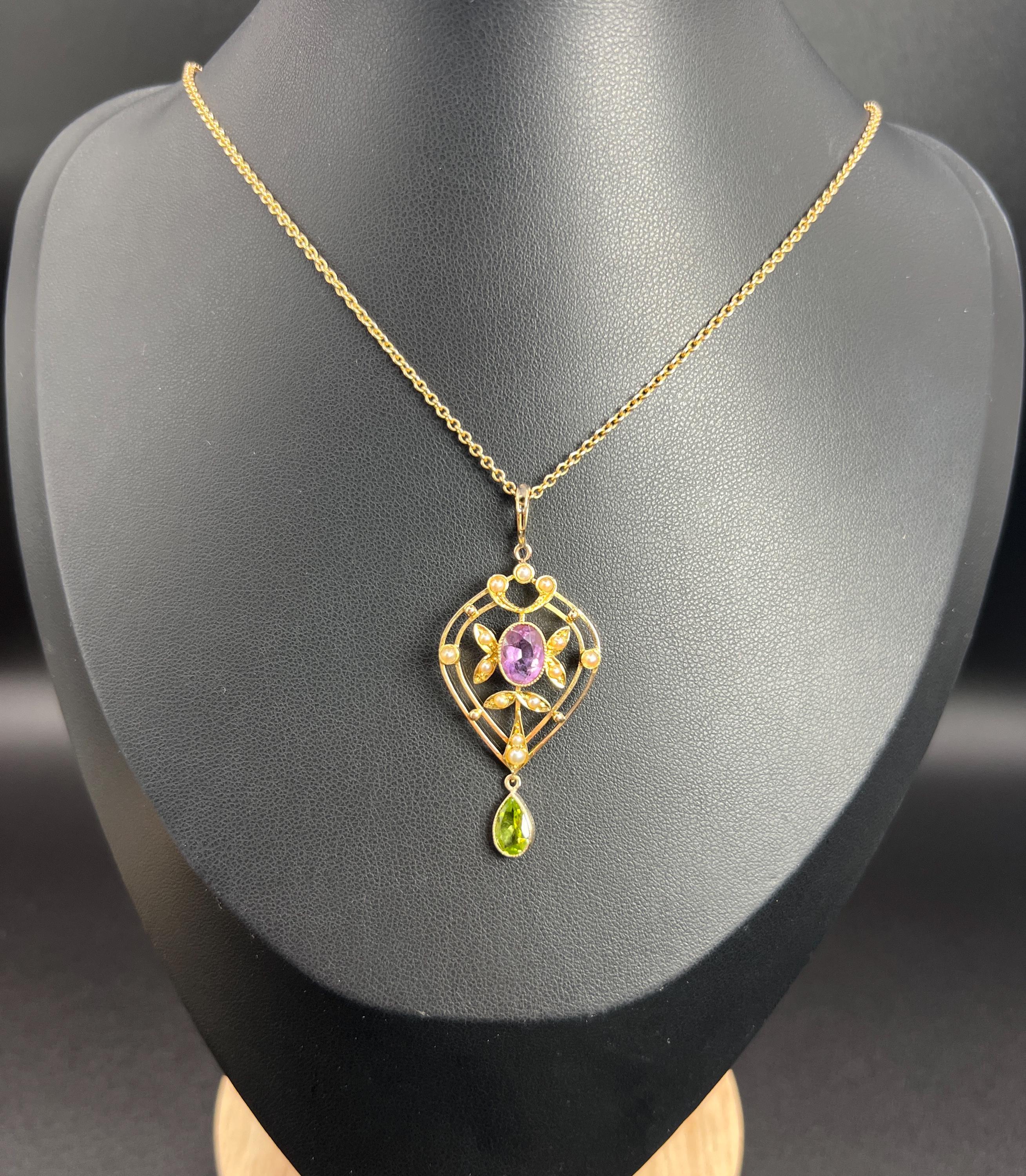 Pendentif Suffragette édouardien ancien en or 15 carats, améthyste, péridot et perles de rocaille Unisexe en vente