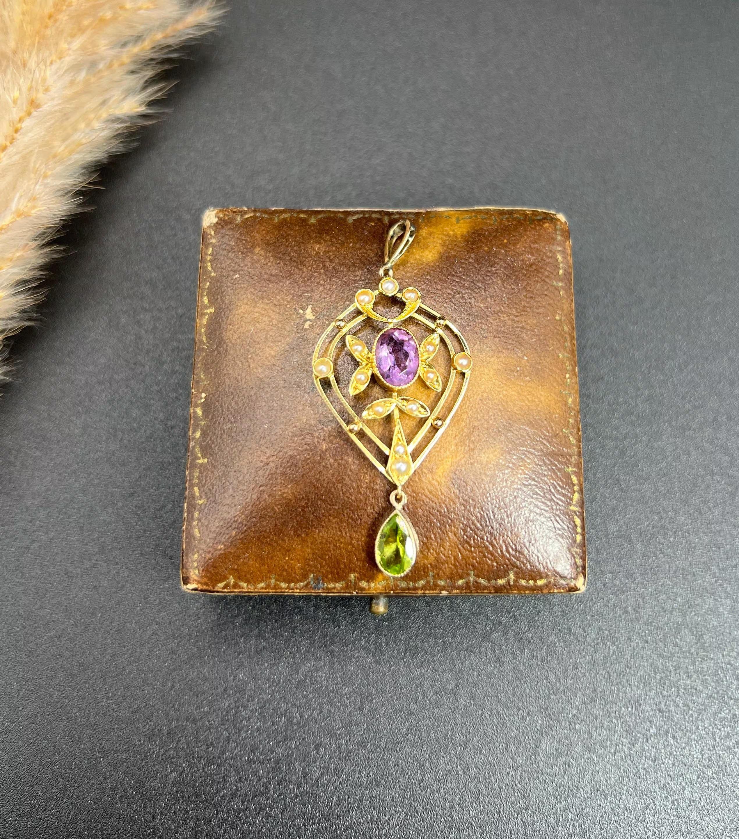 Pendentif Suffragette édouardien ancien en or 15 carats, améthyste, péridot et perles de rocaille en vente 3
