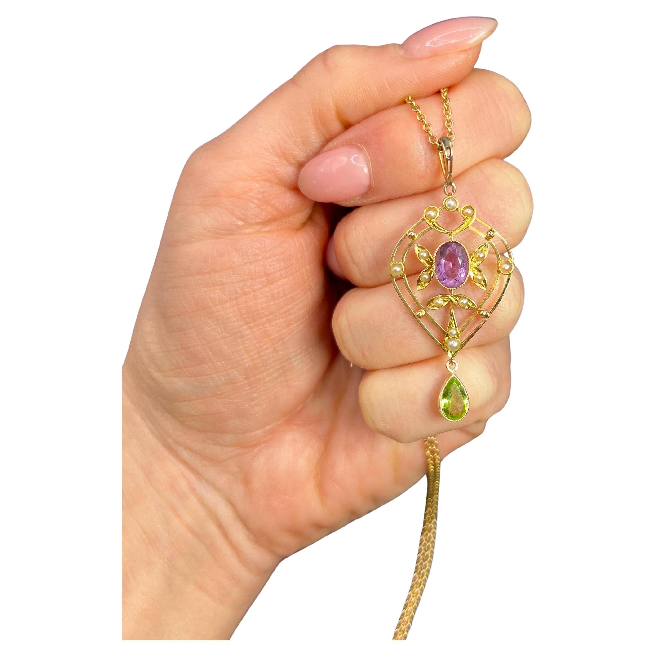 Antiguo Colgante Sufragista Eduardiano de Oro de 15 ct Amatista, Peridoto y Perlas en Semilla