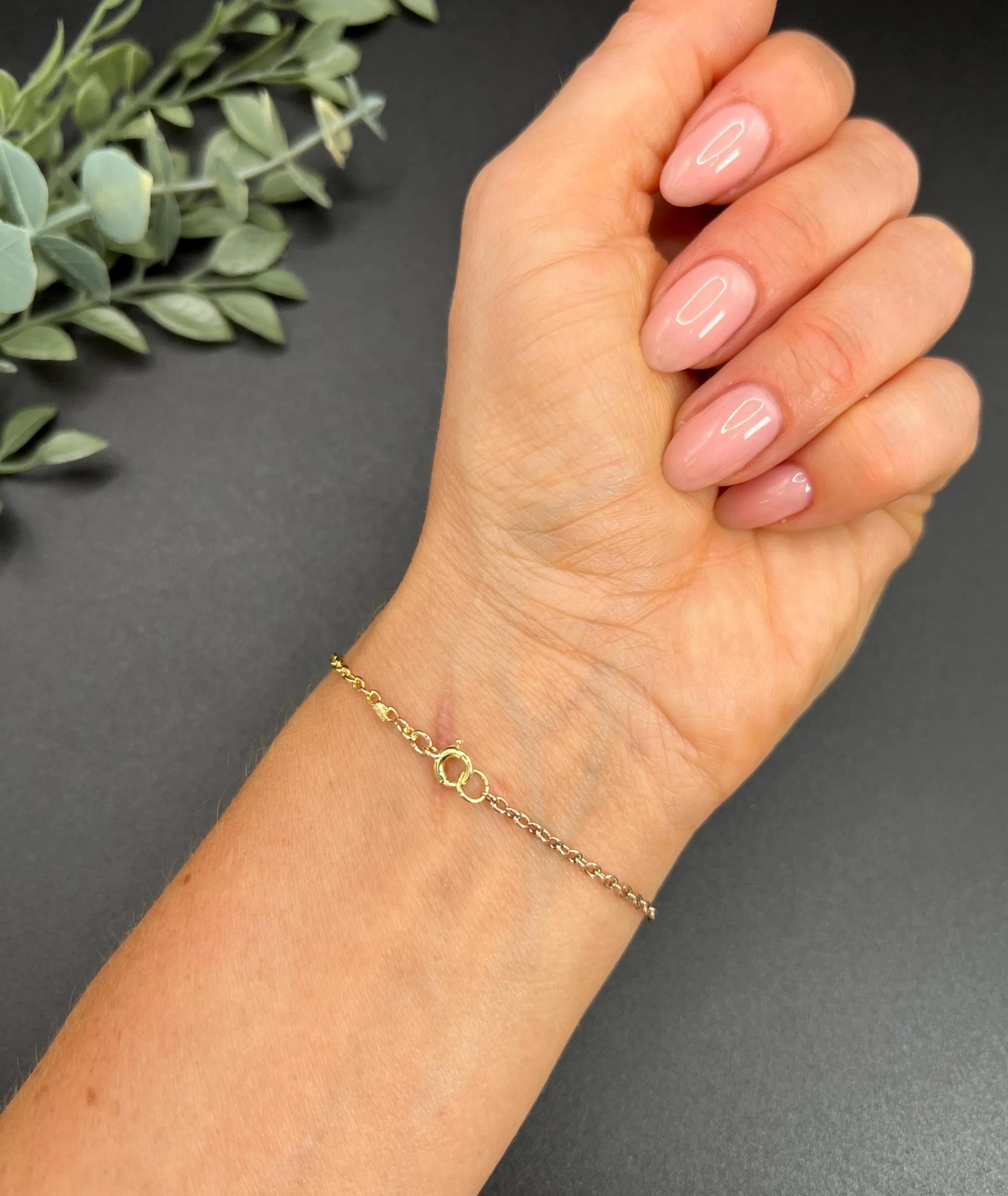 Bracciale antico A Link

Oro rosa 15ct

Questo squisito braccialetto edoardiano a maglie tracciate mette in mostra l'eleganza dell'oro rosa 15ct, incarnando magnificamente il fascino dell'epoca. Il bracciale presenta un design delicato con maglie