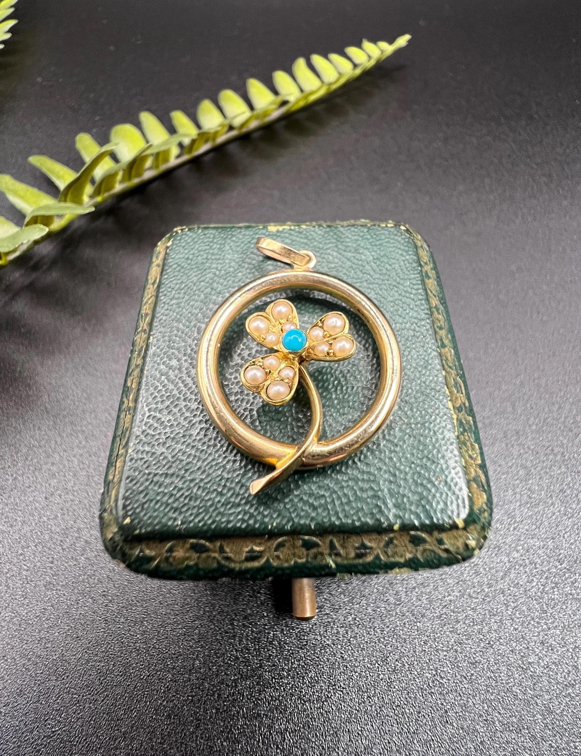 Pendentif ancien en or 15ct, turquoise et perle de l'époque édouardienne, trèfle à 3 feuilles Bon état - En vente à Brighton, GB