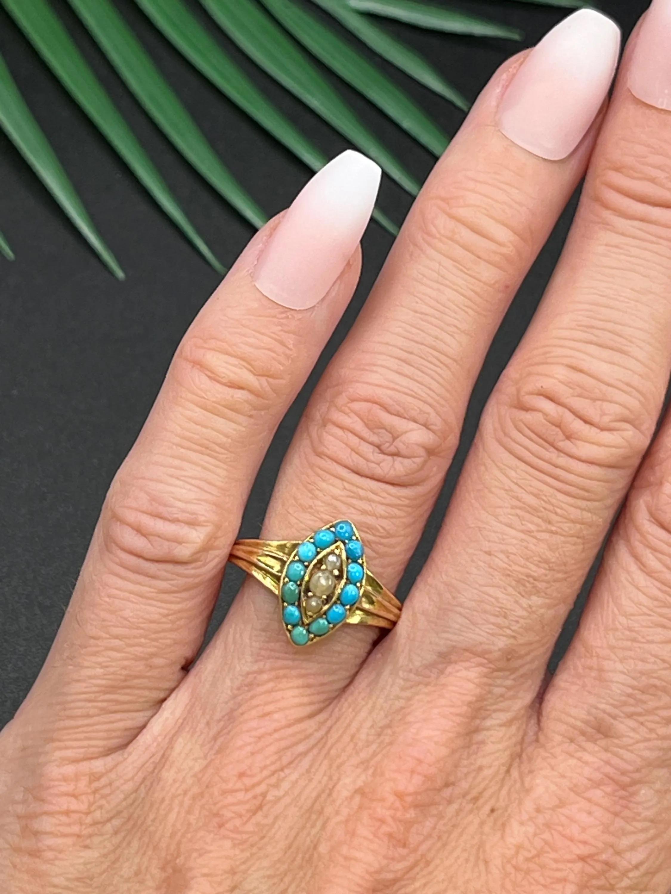 Anello antico in turchese e perle 

Con marchio a fuoco 15ct

Circa 1900

Anello antico edoardiano con turchese e perle, realizzato nel 1900 circa e marchiato oro 15ct. Questo design a forma di navette presenta tre perle delicatamente lucenti al