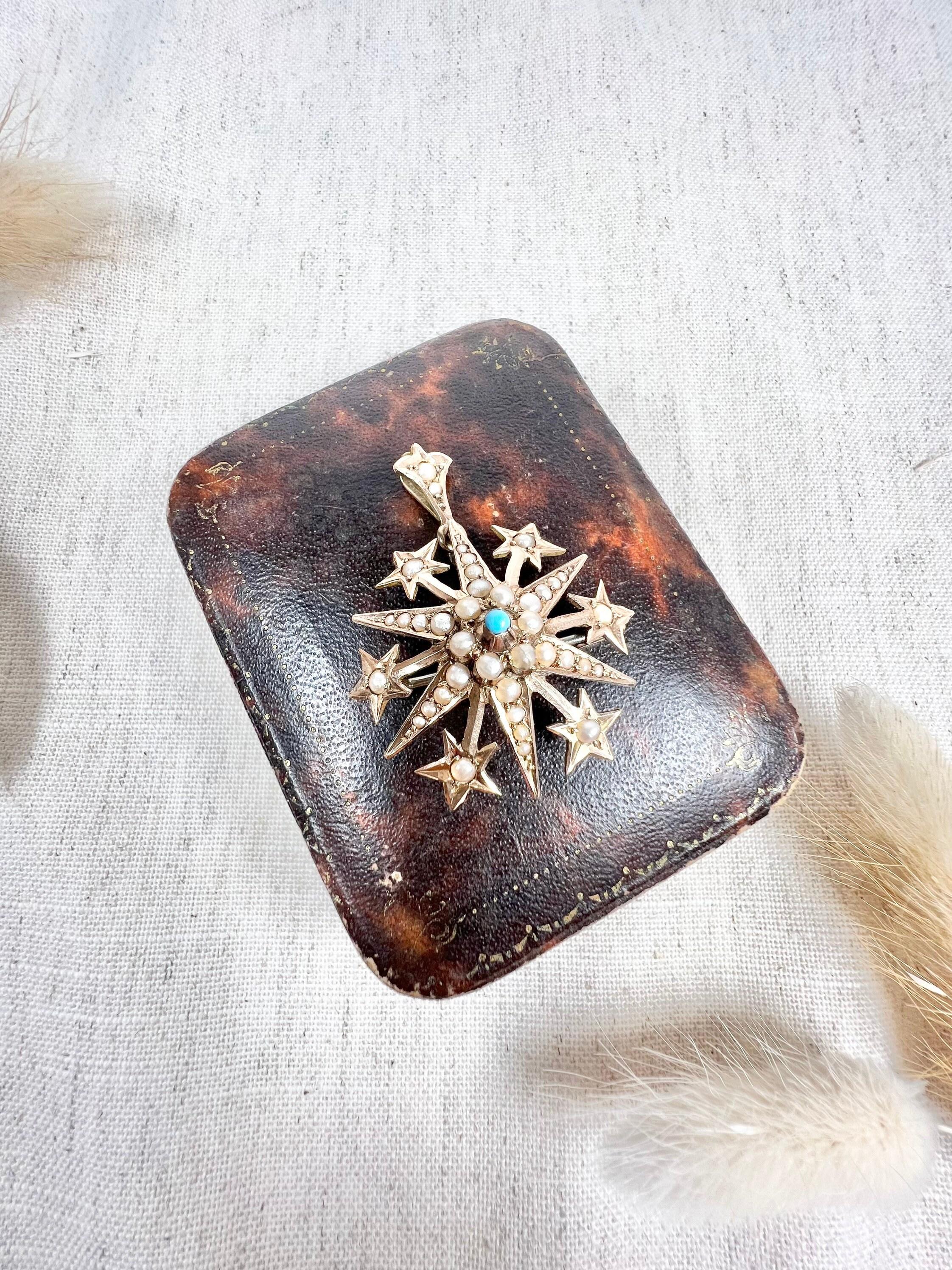 Antique Starburst Pendant

15ct Gold Stamped

Circa 1900

Fabulous, Edwardian six pointed starburst. Set with pretty, natural seed pearls & a turquoise centre. Between each point of the star are six individual stars with seed pearl centres.
Can be