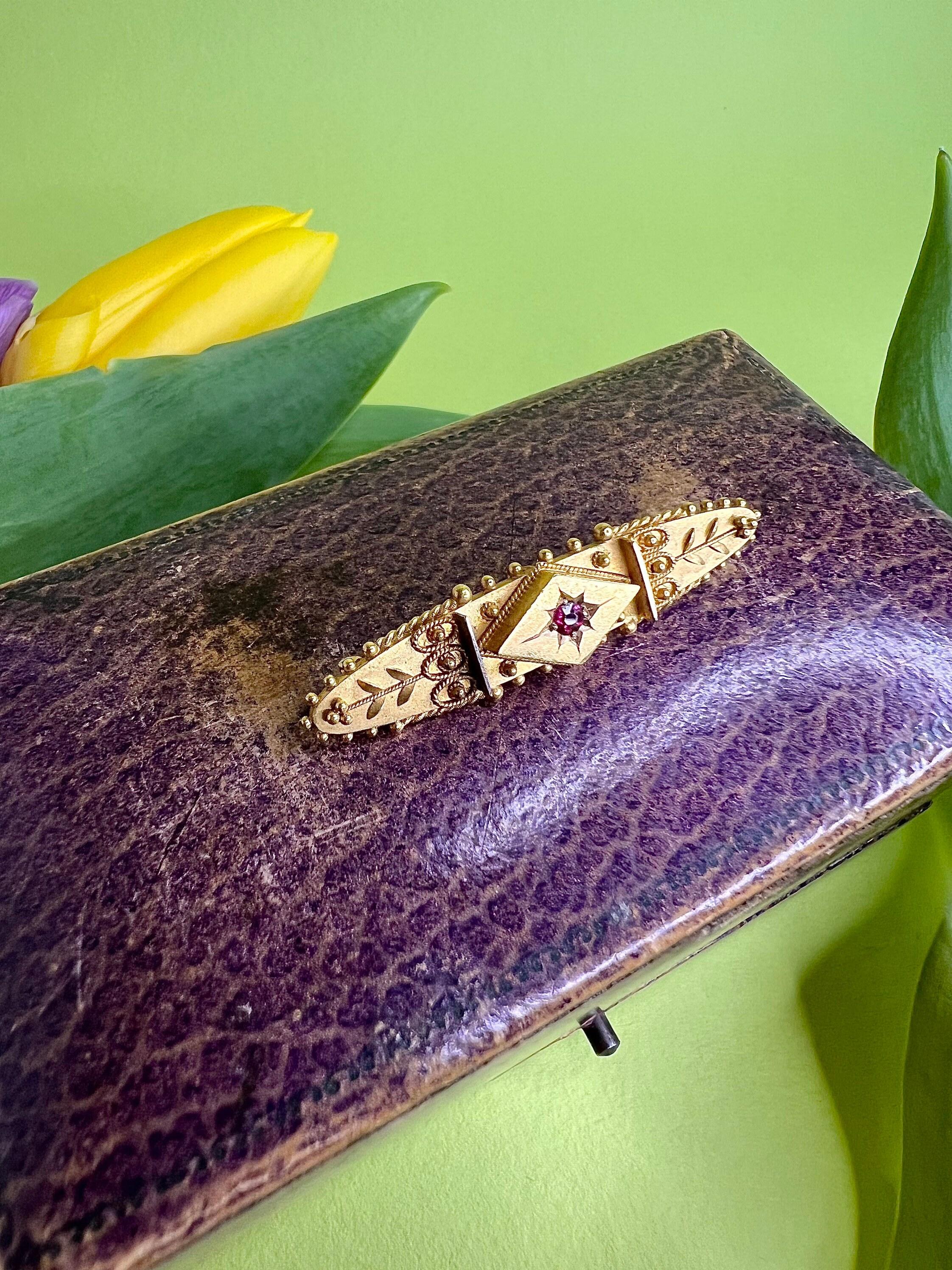 Broche étrusque ancienne en or 15 carats sertie d'étoiles et de rubis au centre Unisexe en vente