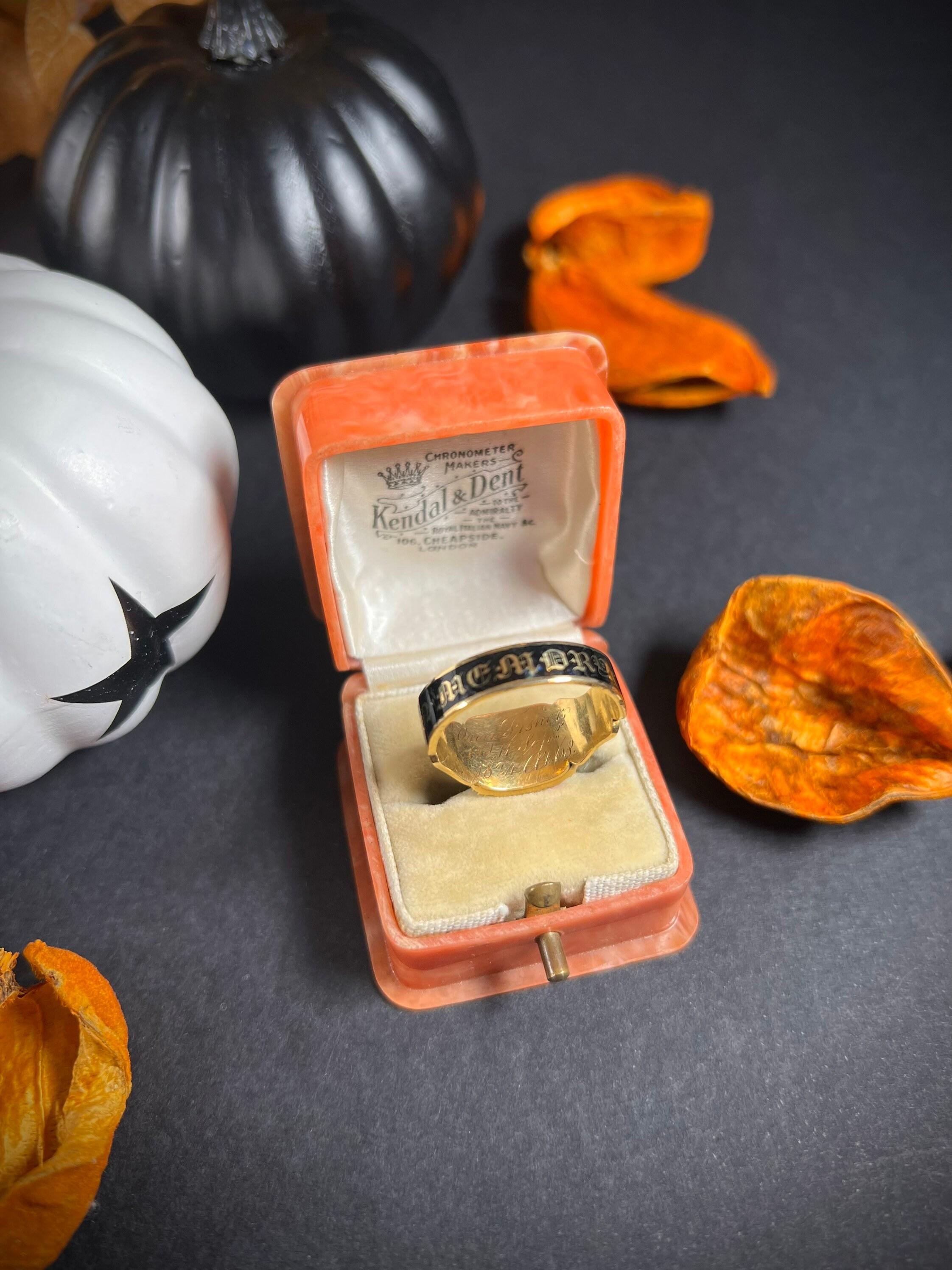 Antique 15ct Gold Georgian Onyx, Garnet & Enamel Mourning Ring 1824 For Sale 1