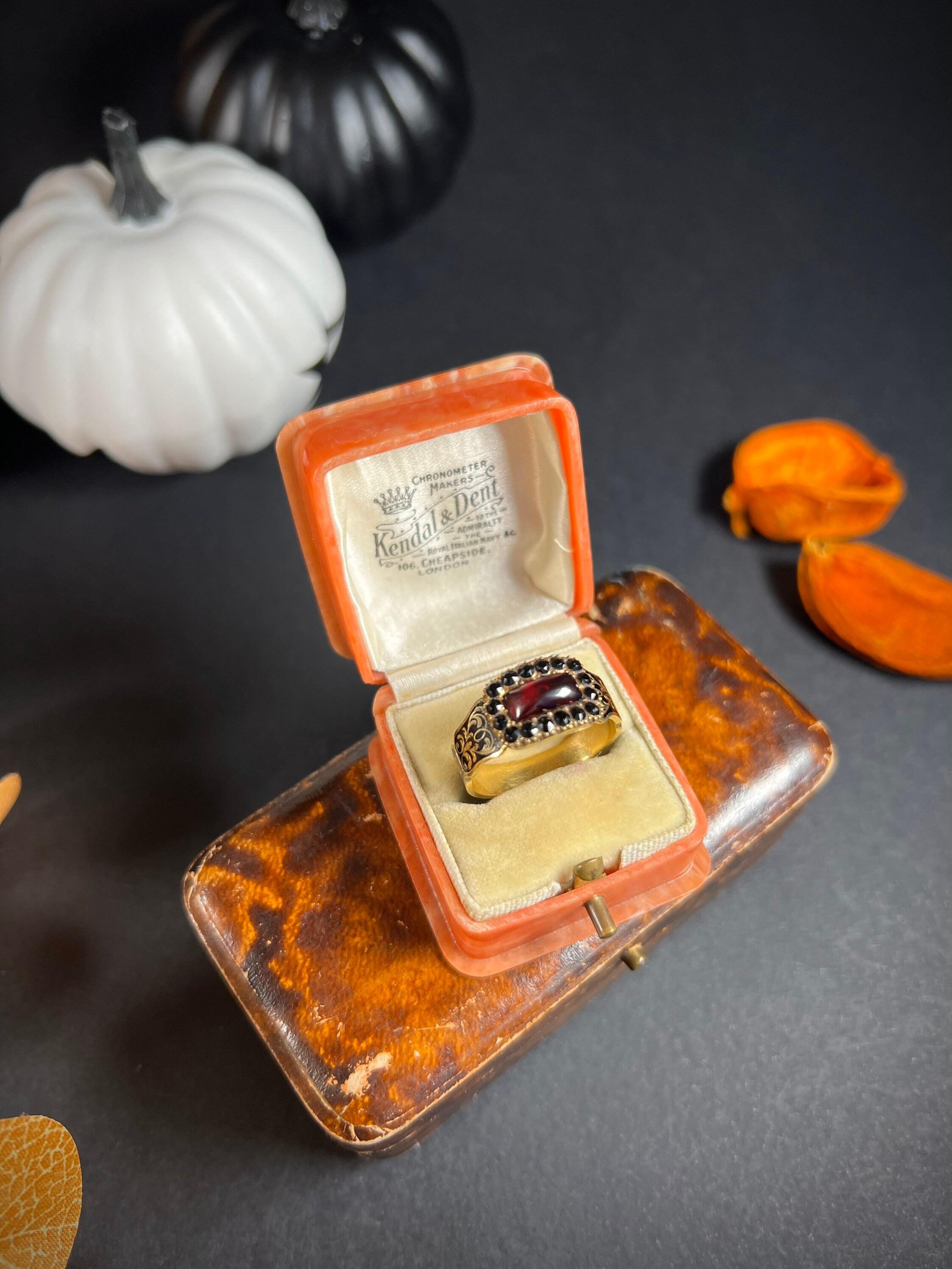 Antique 15ct Gold Georgian Onyx, Garnet & Enamel Mourning Ring 1824 For Sale 3