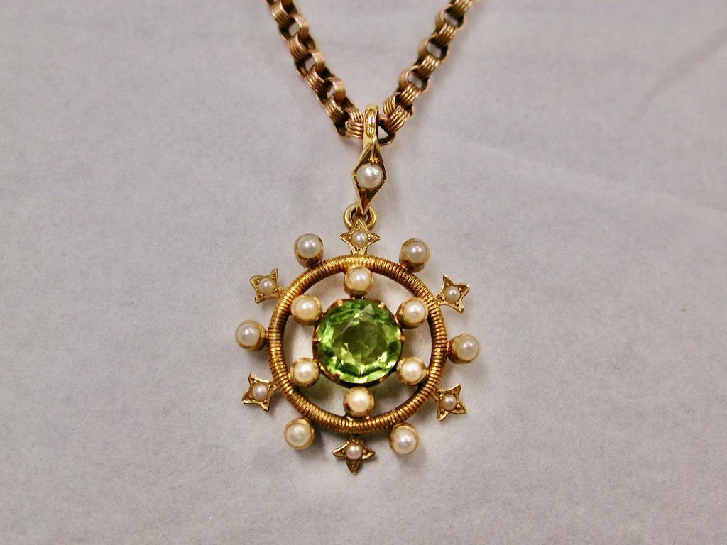 Antiker 15 Karat Gold Peridot & Perlen-Anhänger an antiker 9 Karat Goldkette um 1900 (Viktorianisch) im Angebot