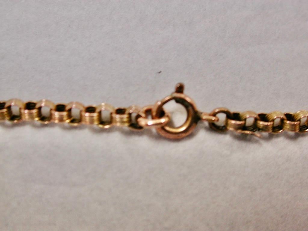 Pendentif ancien en or 15 carats, péridot et perle sur chaîne ancienne en or 9 carats, c. 1900 Bon état - En vente à London, GB