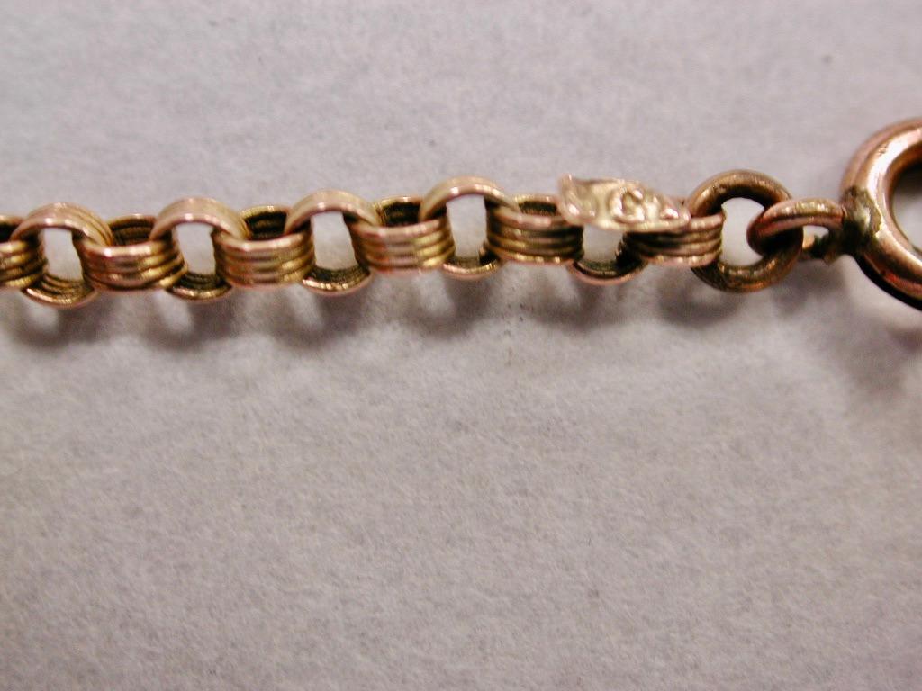 Pendentif ancien en or 15 carats, péridot et perle sur chaîne ancienne en or 9 carats, c. 1900 Pour femmes en vente