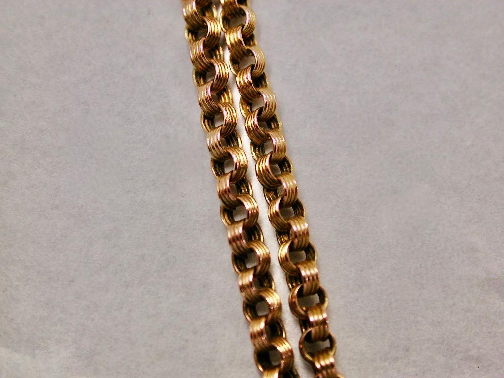 Antiker 15 Karat Gold Peridot & Perlen-Anhänger an antiker 9 Karat Goldkette um 1900 im Angebot 1