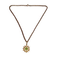 Colgante antiguo de oro de 15 ct con peridoto y perla en cadena de oro de 9 ct Circa 1900