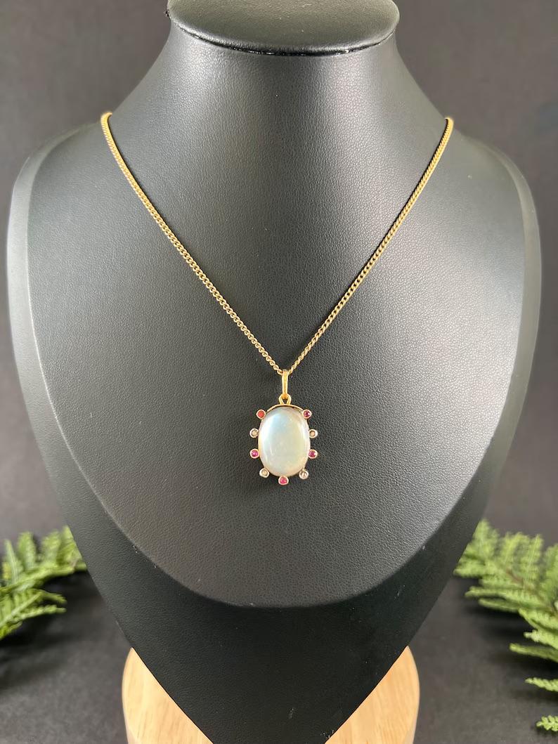 Colgante Piedra Lunar Antigua 

Prueba de oro y platino de 15 ct

Alrededor de 1900

Este colgante eduardiano es una auténtica belleza, con una elegante piedra lunar de forma ovalada perfectamente engastada en una impresionante combinación de oro