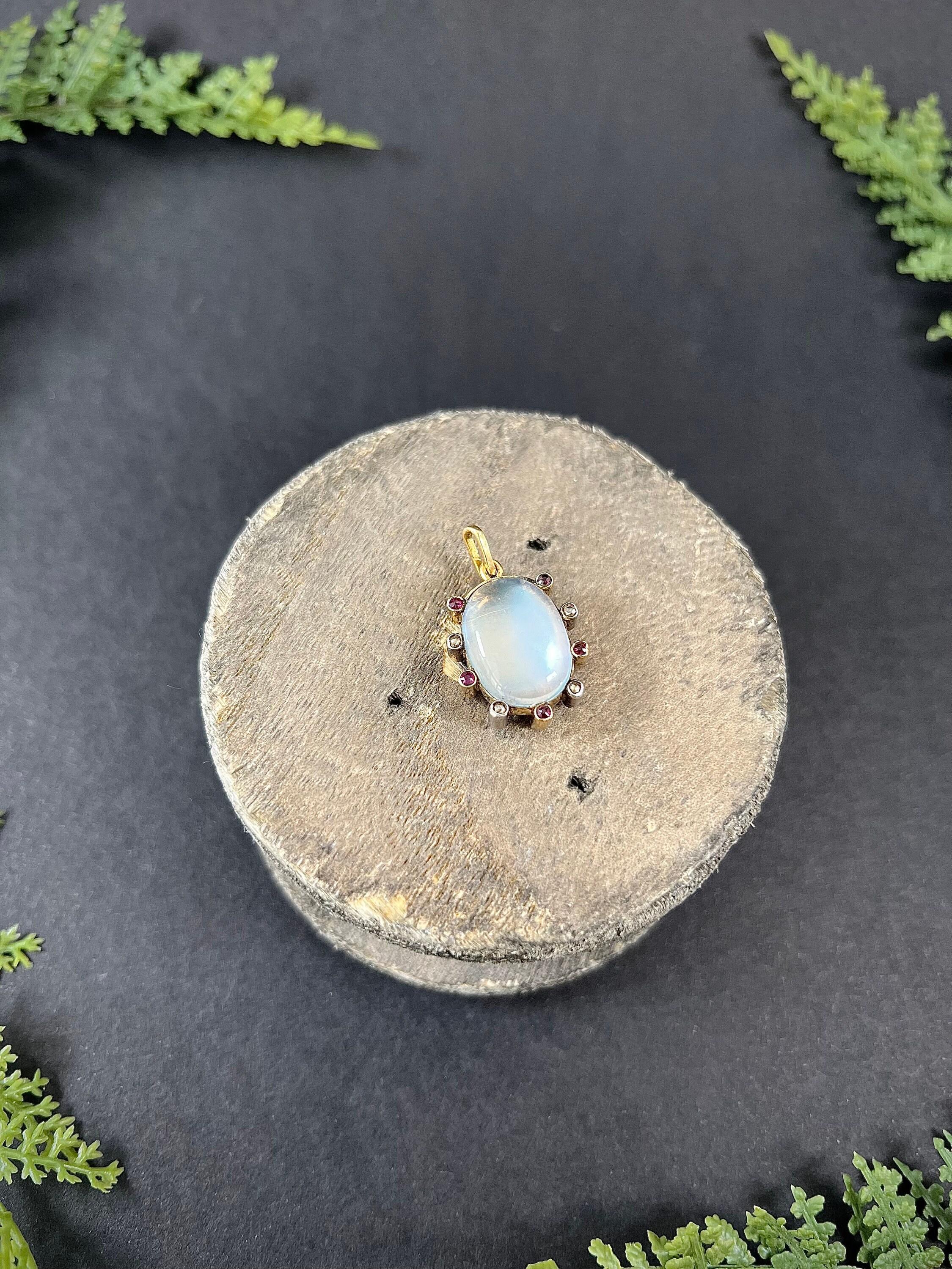 Antiguo Colgante Eduardiano de Oro de 15 ct y Platino de Piedra Lunar, Rubí y Diamante Corte oval en venta