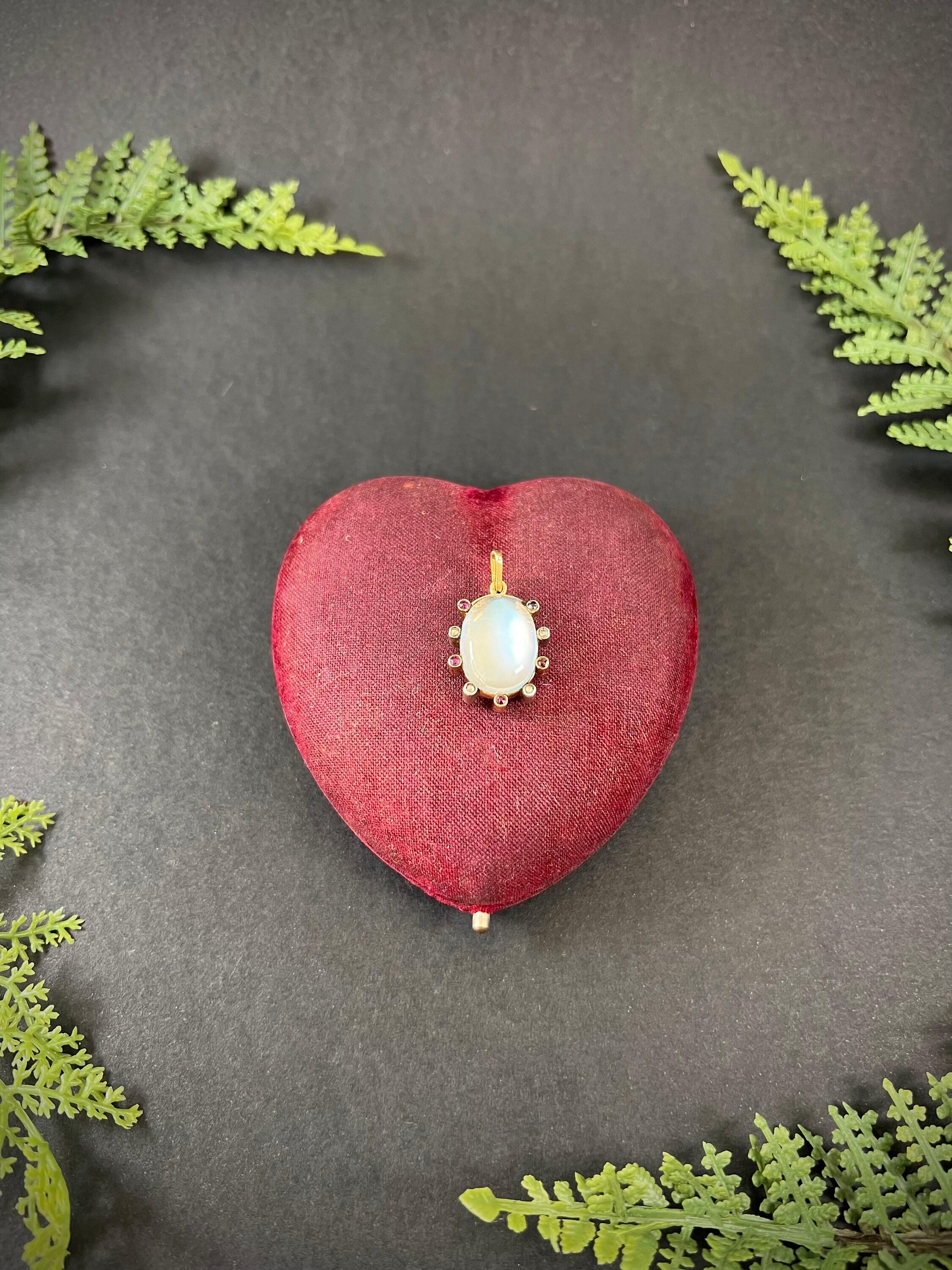 Antiguo Colgante Eduardiano de Oro de 15 ct y Platino de Piedra Lunar, Rubí y Diamante en Bueno estado para la venta en Brighton, GB