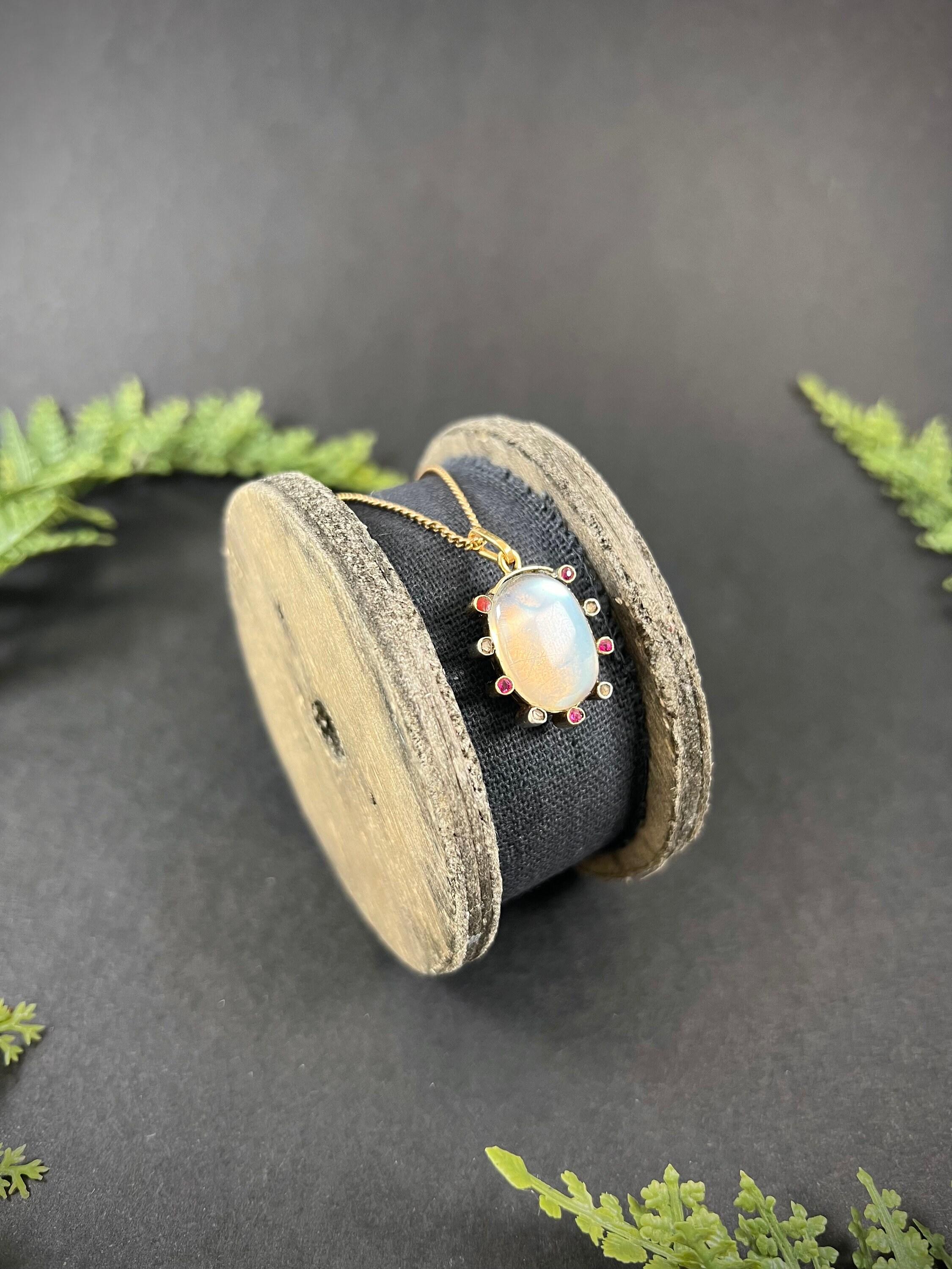 Antiguo Colgante Eduardiano de Oro de 15 ct y Platino de Piedra Lunar, Rubí y Diamante en venta 4