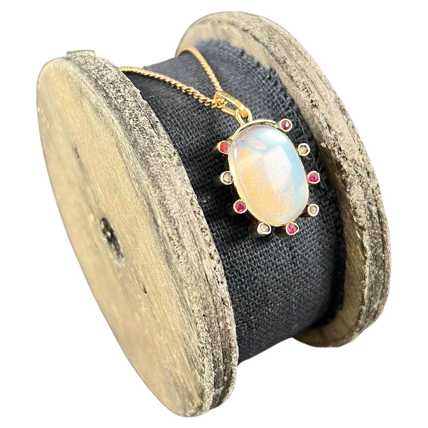 Antiguo Colgante Eduardiano de Oro de 15 ct y Platino de Piedra Lunar, Rubí y Diamante en venta