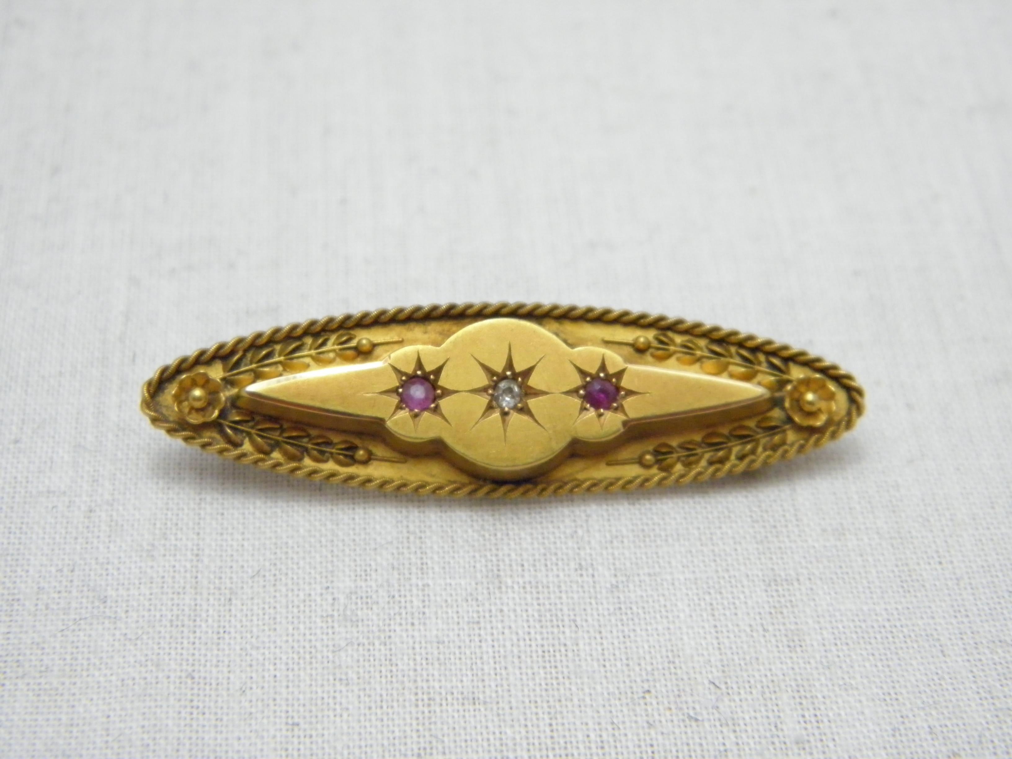If you have landed on this page then you have an eye for beauty.

On offer is this gorgeous

15CT SOLID GOLD RUBY DIAMOND ROPE DETAILED BAR BROOCH

DETAILS
Material: 15ct (625/000) Solid Rosey Yellow Gold
Style: Victorian classic brooch / pin in the