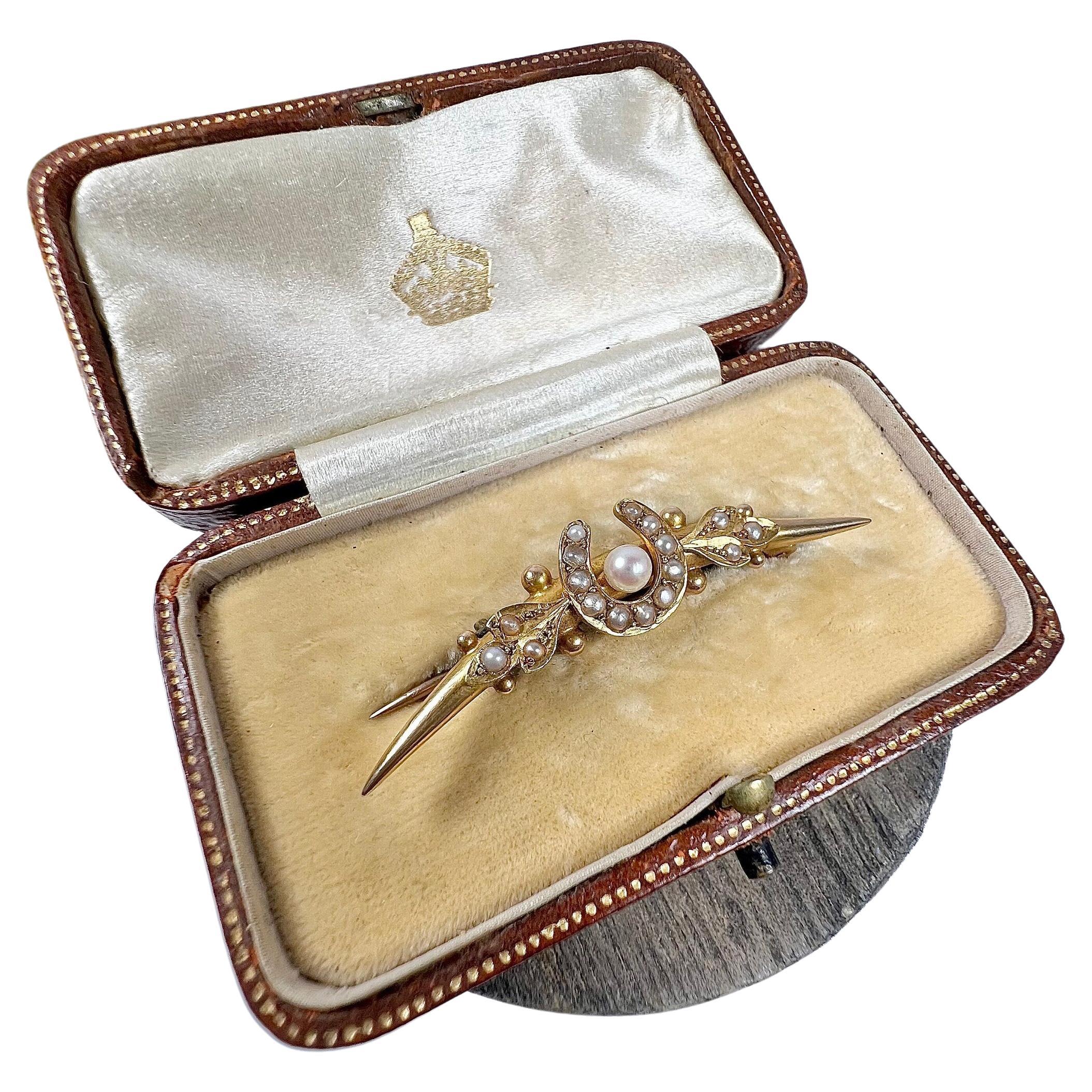 Broche victorienne en or 15ct et perles de rocaille en forme de croissant de fer à cheval