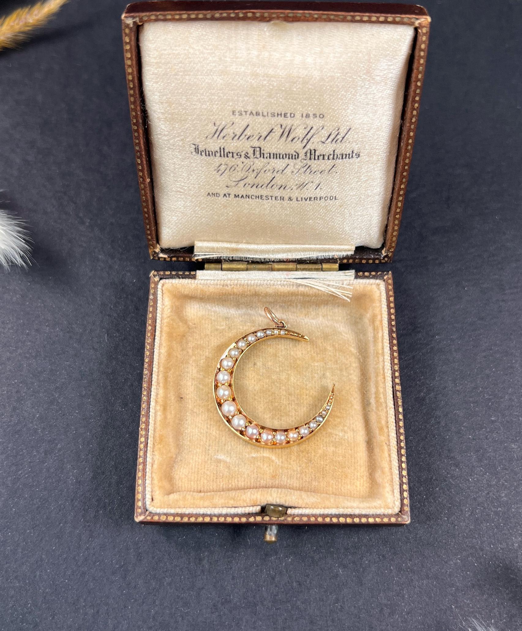 Antique 15ct Gold Stamped, Edwardian Natural Seed Pearl Crescent Moon Pendant In Good Condition In Brighton, GB