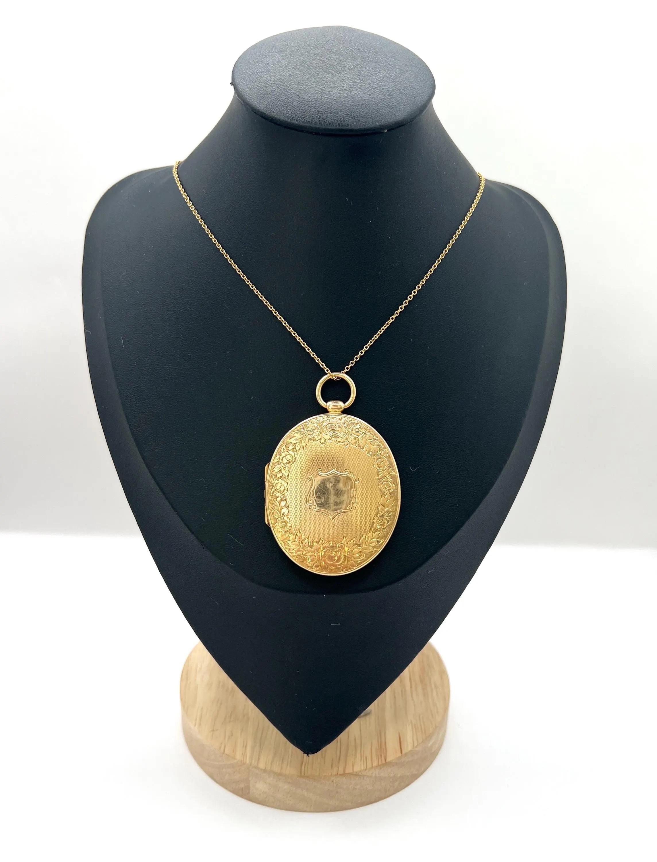 Medaglione in oro antico

Oro giallo 15ct

Circa 1880

* La catena è venduta separatamente 

Questo splendido medaglione vittoriano, realizzato in oro 15ct, è una splendida testimonianza dell'artigianato dell'epoca. Di forma ovale, presenta un
