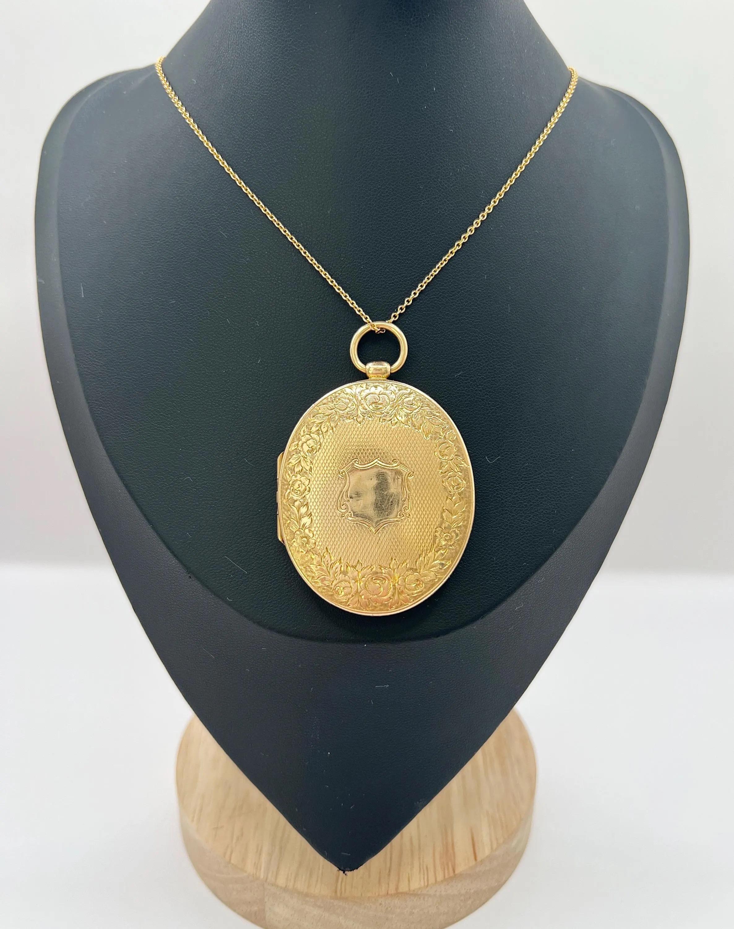 Vittoriano Antico medaglione ovale con timbro in oro 15ct, vittoriano, con incisione floreale di grandi dimensioni in vendita