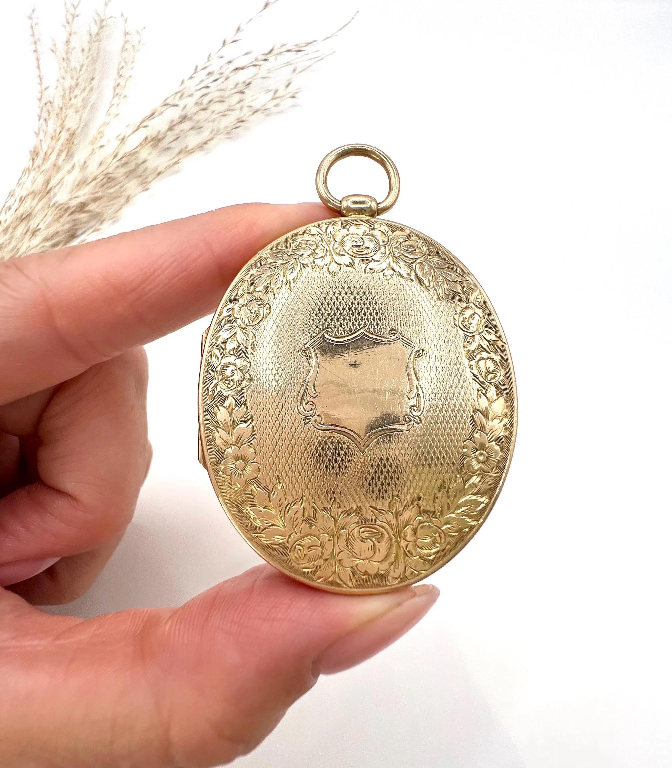 Antico medaglione ovale con timbro in oro 15ct, vittoriano, con incisione floreale di grandi dimensioni In condizioni buone in vendita a Brighton, GB