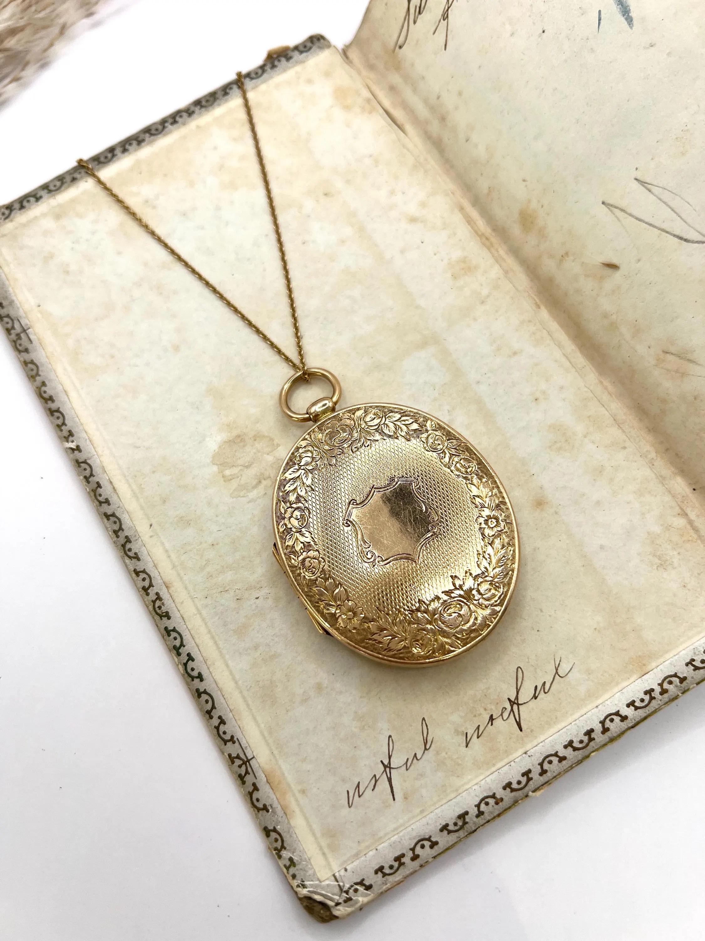 da uomo o donna Antico medaglione ovale con timbro in oro 15ct, vittoriano, con incisione floreale di grandi dimensioni in vendita