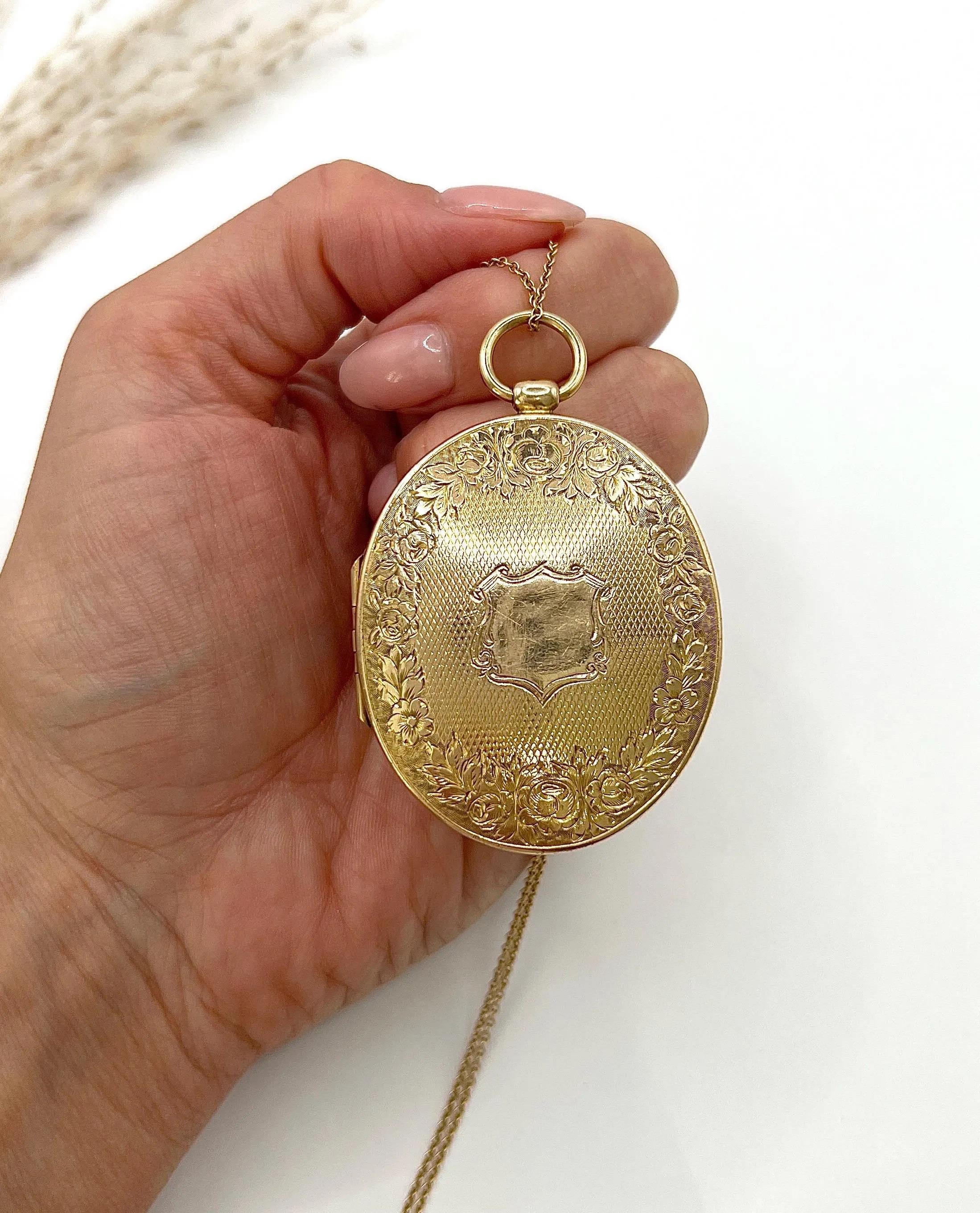 Antico medaglione ovale con timbro in oro 15ct, vittoriano, con incisione floreale di grandi dimensioni in vendita 1