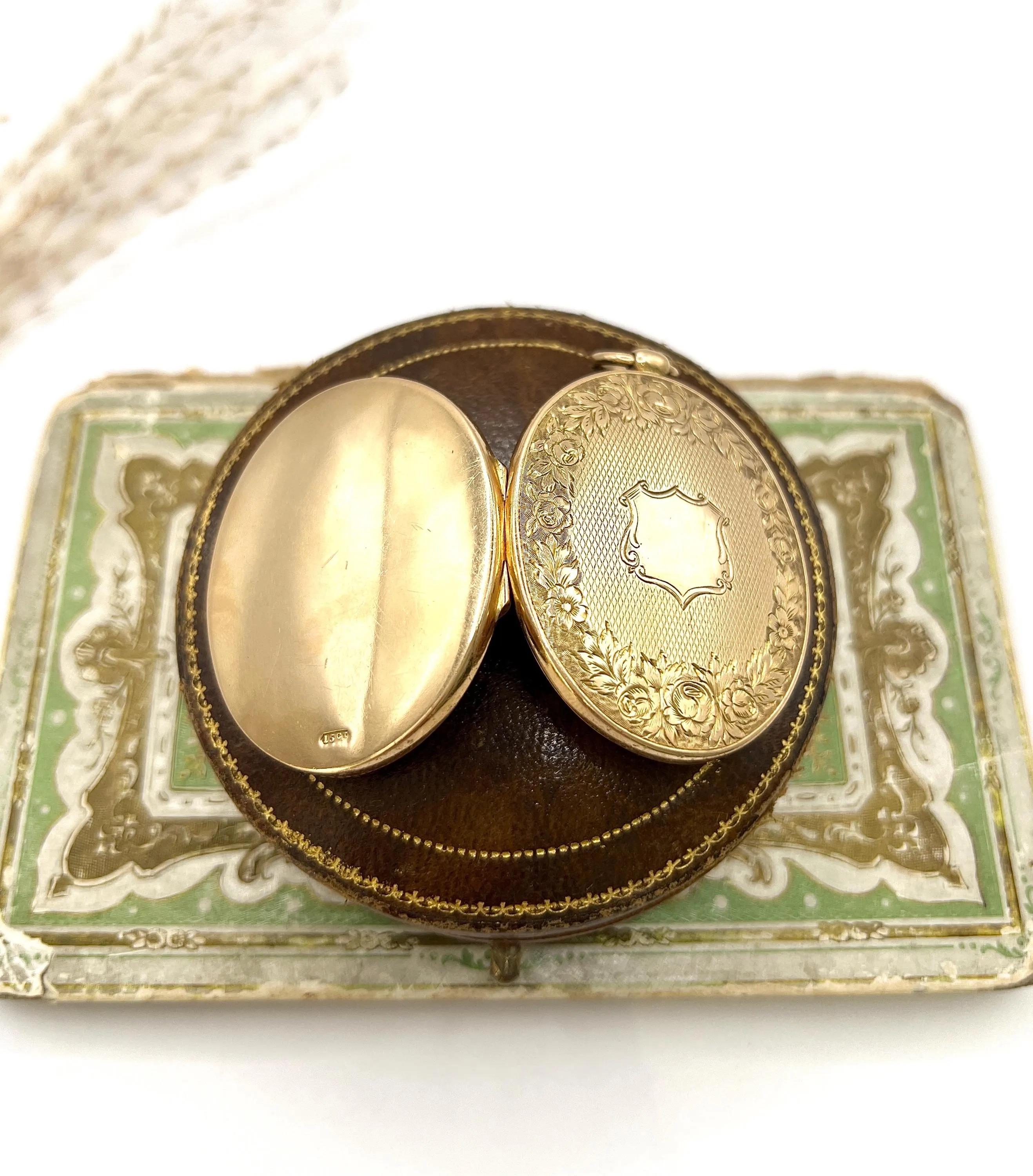 Antico medaglione ovale con timbro in oro 15ct, vittoriano, con incisione floreale di grandi dimensioni in vendita 3